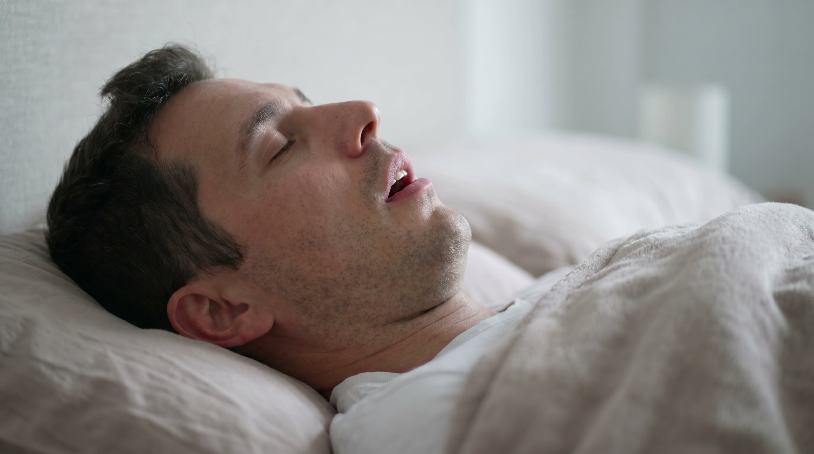 Dormir boca arriba es seguro para quienes no tienen problemas respiratorios, pero puede agravar la apnea del sueño y los ronquidos (Imagen Ilustrativa Infobae)