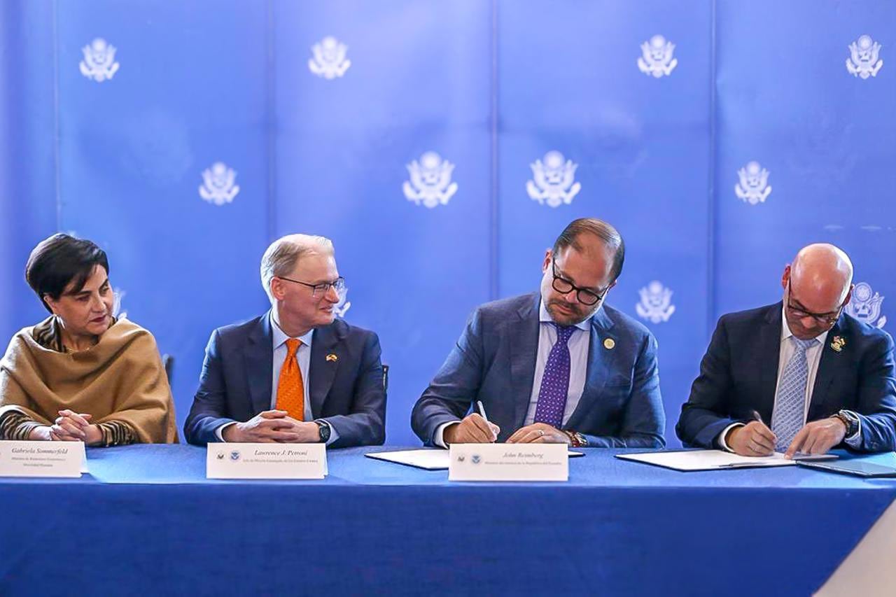 El momento de la firma del nuevo acuerdo entre ambos países.