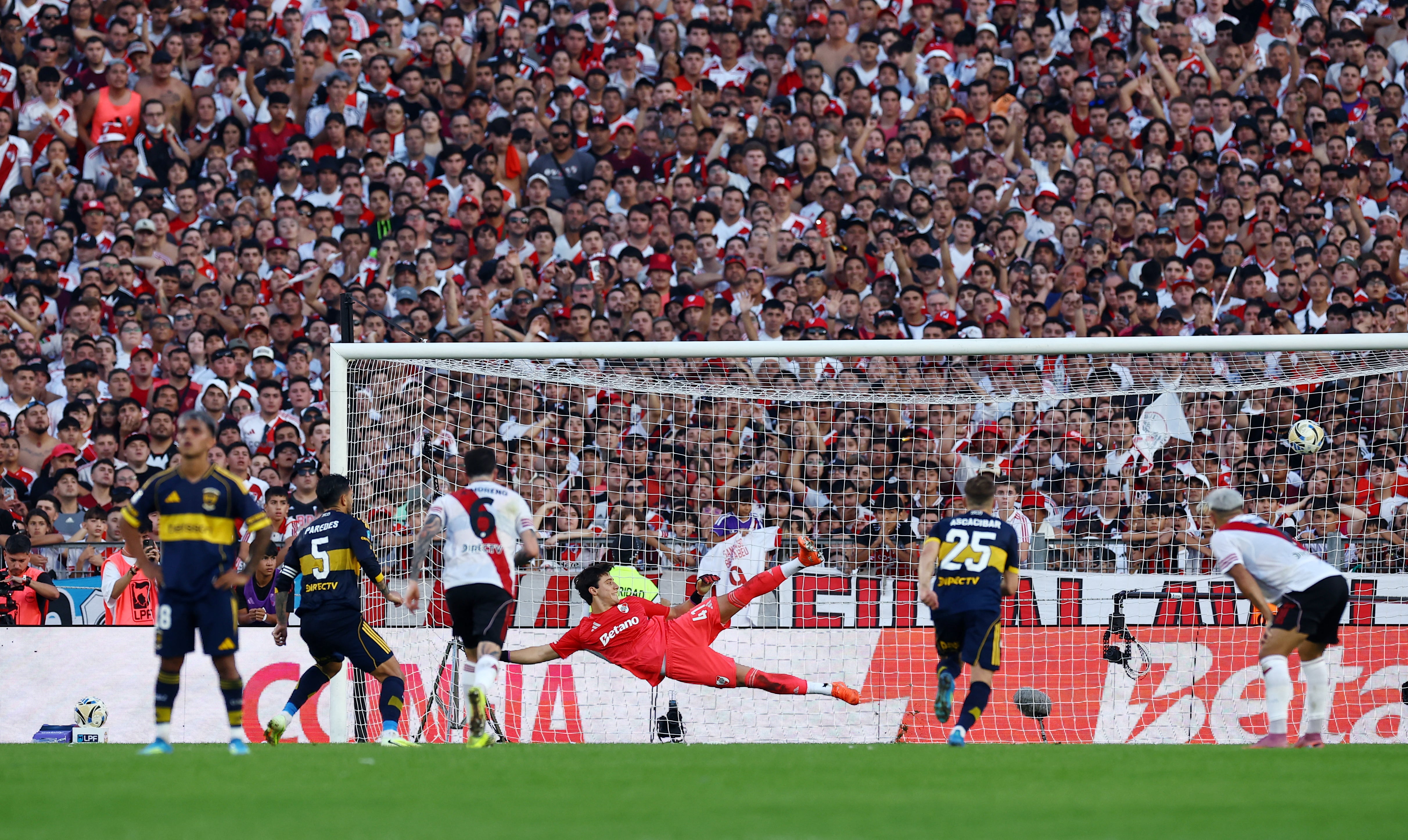 Beltrán no pudo detener el penal de Paredes, pero salvó al Millonario y lo dejó con vida en el complemento (Crédito: Reuters/Agustin Marcarian)