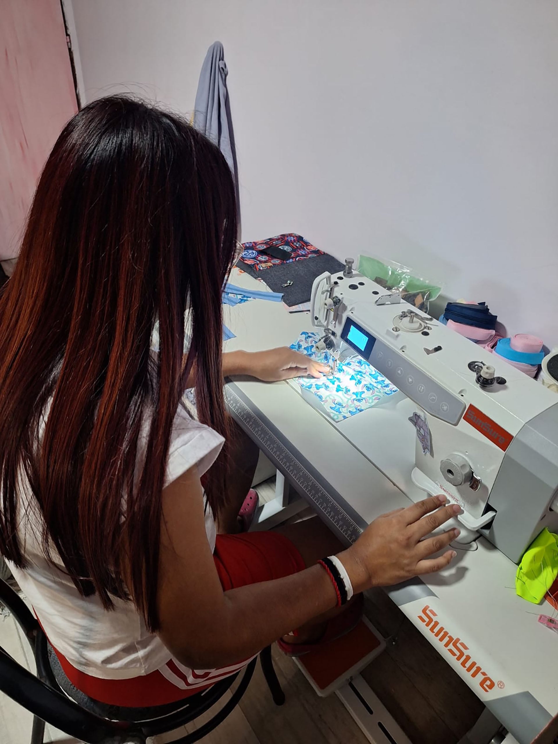 El autoempleo y los pequeños emprendimientos barriales se consolidan como alternativa frente a las dificultades de inserción laboral de los jóvenes en Argentina