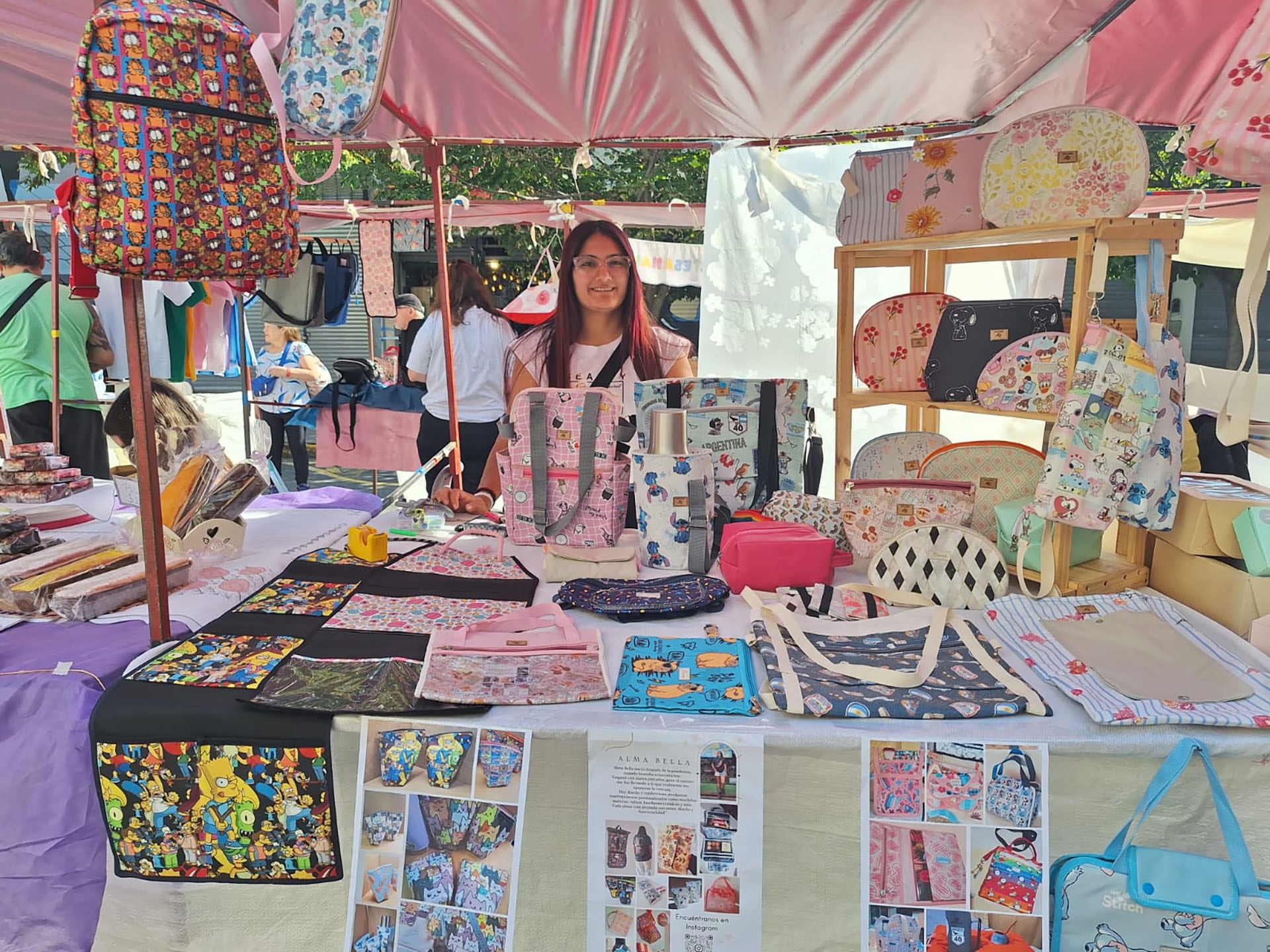 Celeste Mercado, fundadora de Alma Bella Marroquinería en Villa Soldati, combina producción textil y ventas en ferias como principal fuente de ingresos