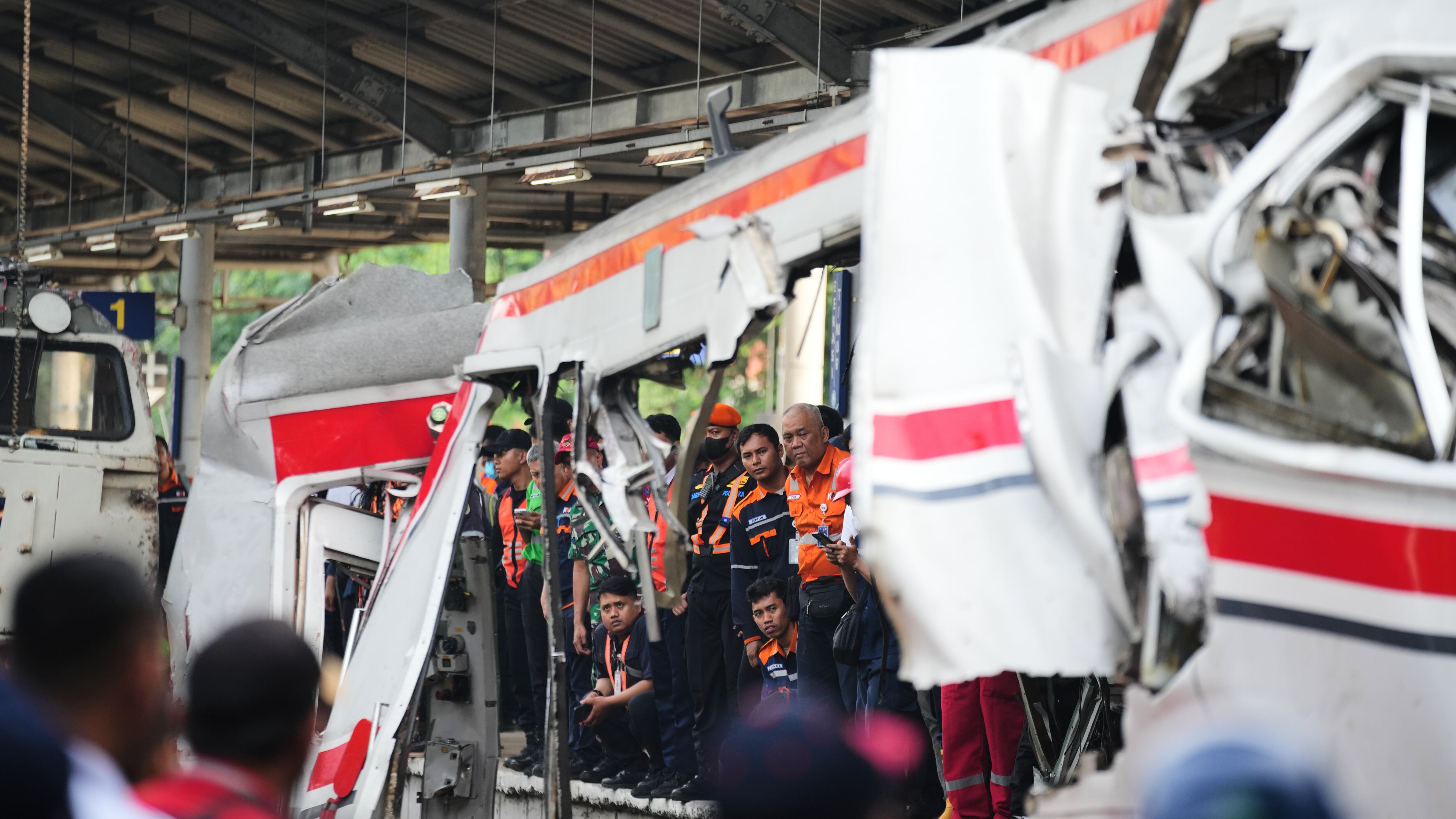 La operación de rescate por el choque de trenes en Yakarta se extendió durante 12 horas hasta evacuar a todas las víctimas. (AP Foto/Tatan Syuflana)