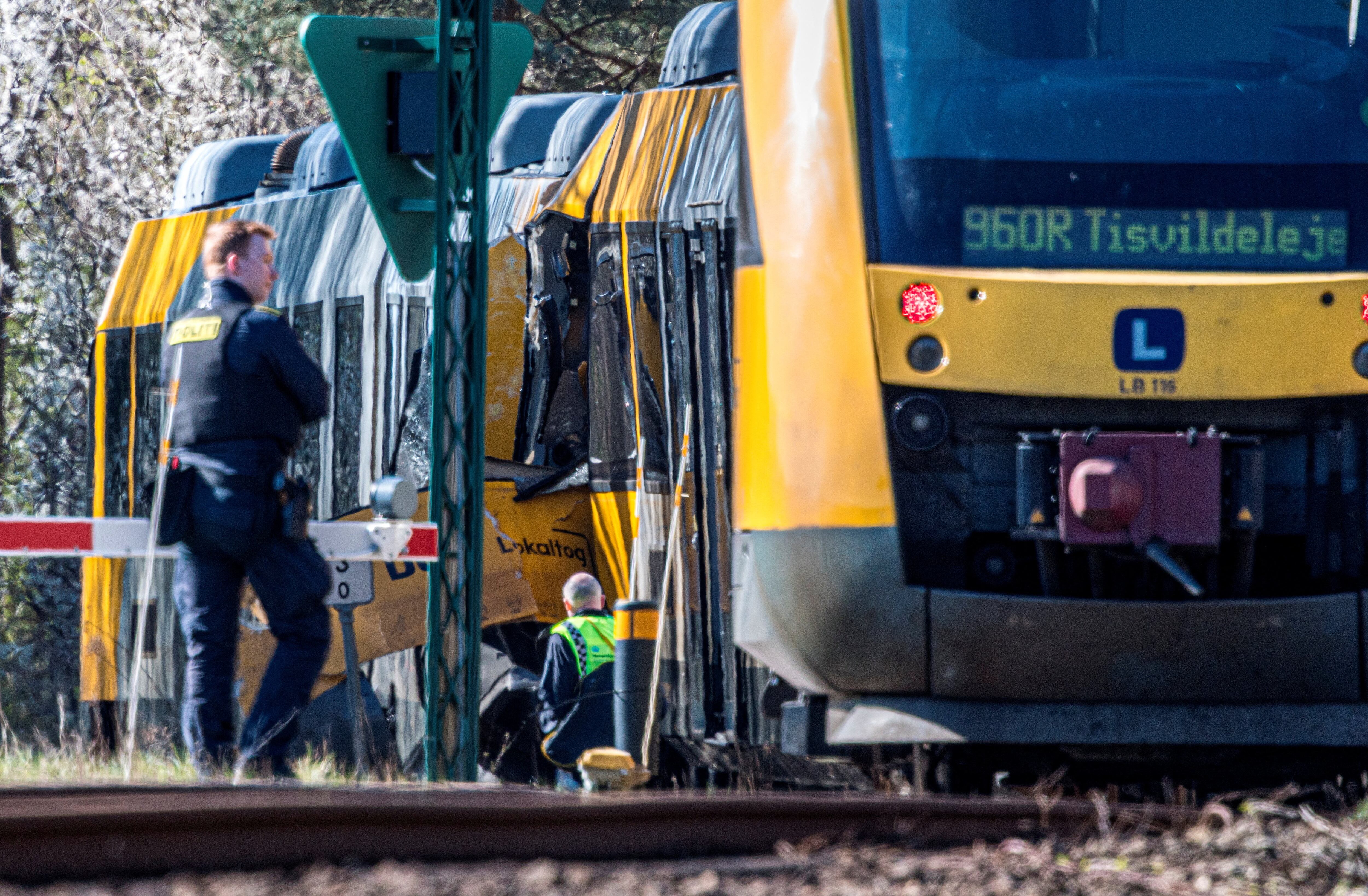 Trabajadores de emergencia en el lugar de una colisión entre dos trenes entre Hilleroed y Kagerup en Isteroedvejen, jueves 23 de abril de 2026. Kagerup se encuentra en la línea Gribskov entre Hilleroed y Helsinge. Ritzau Scanpix/Steven Knap vía REUTERS