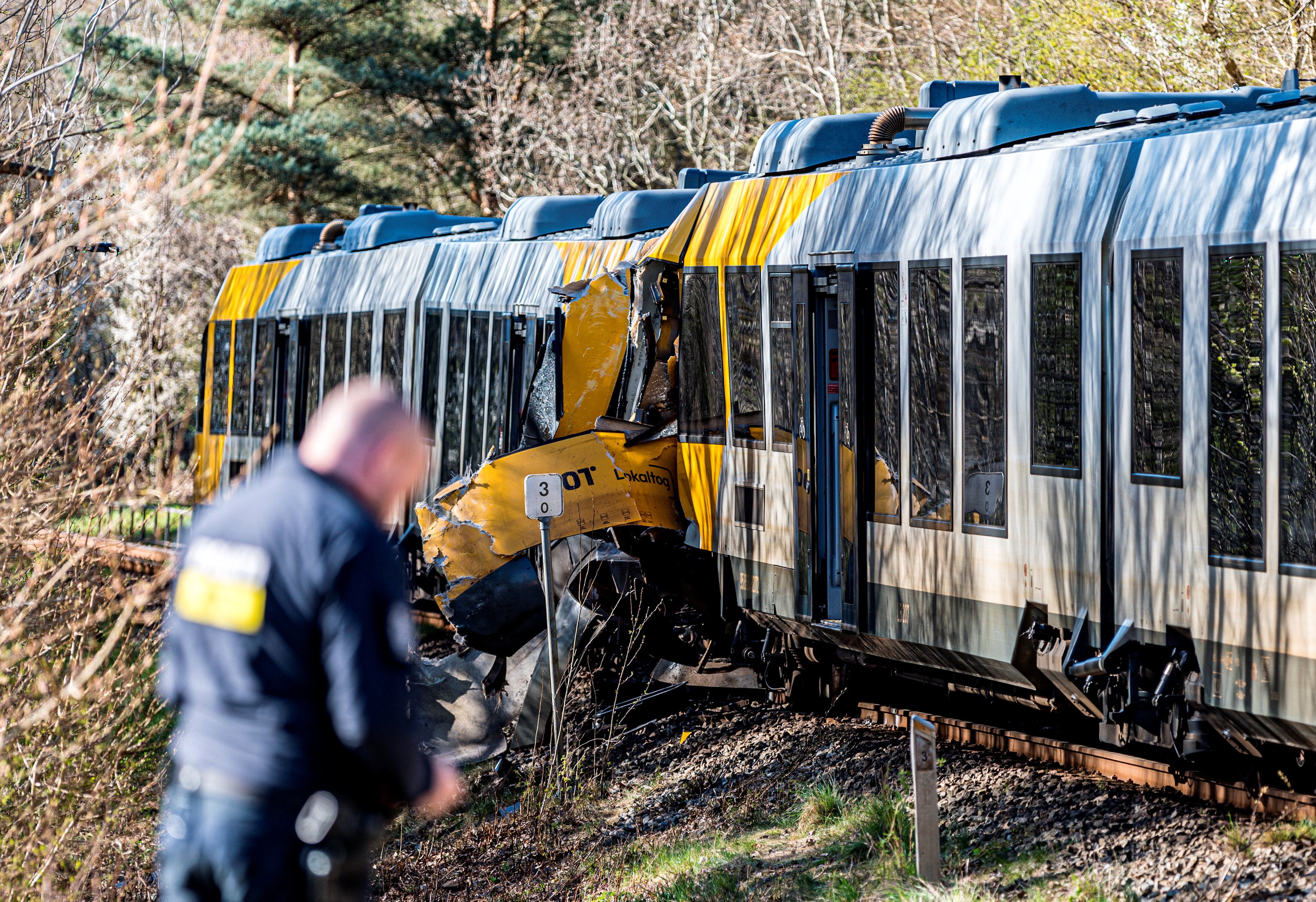 Trabajadores de emergencia en el lugar de una colisión entre dos trenes entre Hilleroed y Kagerup en Isteroedvejen, jueves 23 de abril de 2026. Kagerup se encuentra en la línea Gribskov entre Hilleroed y Helsinge. Ritzau Scanpix/Steven Knap vía REUTERS