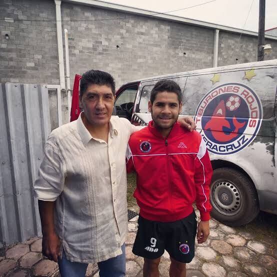 Comitas junto al futbolista argentino Keko Villalba, justo antes de la desafiliación de Tiburones de Veracruz: al tiempo sería arrestado