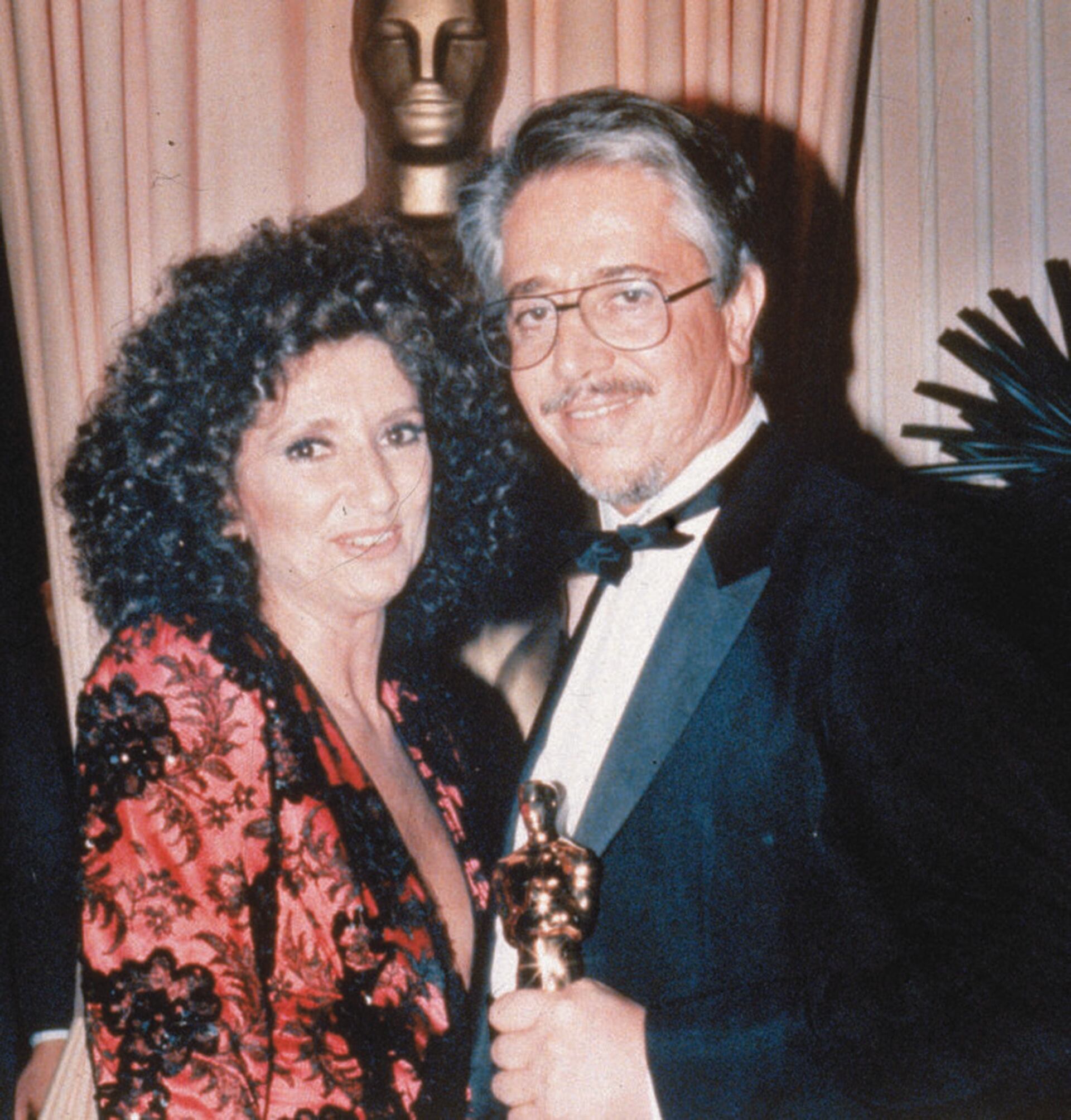 Norma Aleandro y Luis Puenzo luego de llevarse la estatuilla dorada en 1986 (Archivo)