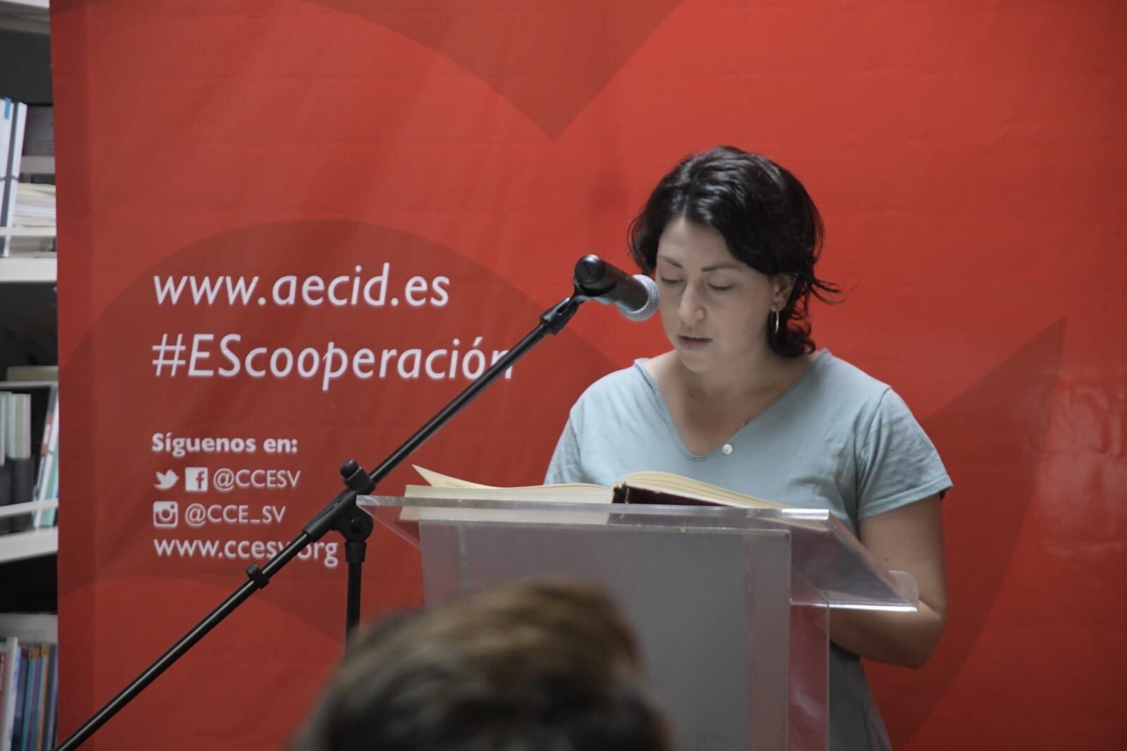 Participantes leen fragmentos de El Quijote durante la maratón organizada por el CCESV y la UCA./(Centro Cultural de España en El Salvador)