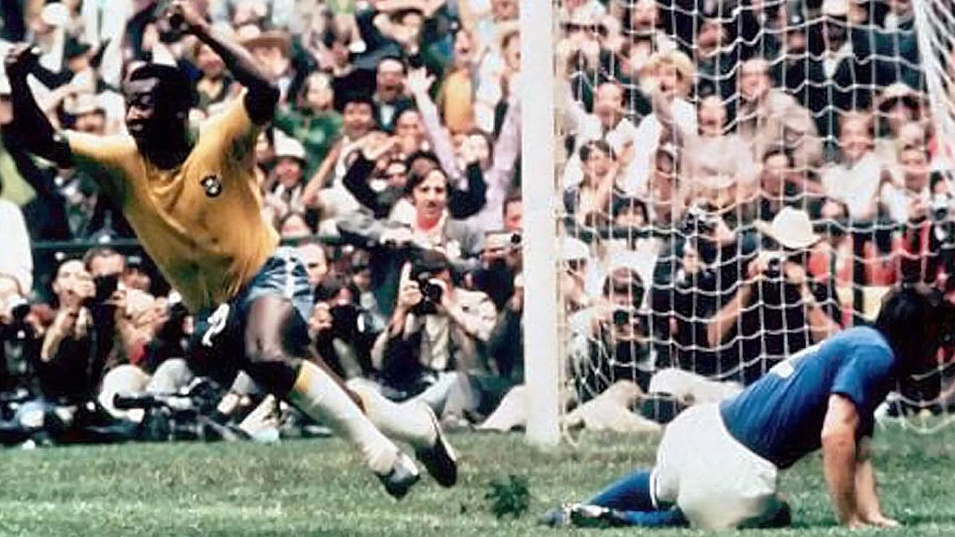 Pelé también exhibió versatilidad al jugar con soltura en ambas bandas del campo durante su carrera profesional (REX/The World of Sports SC)