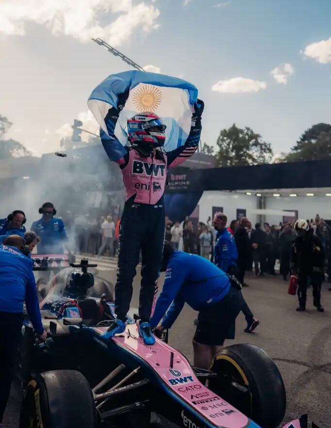 Franco con la bandera argentina en el final del evento