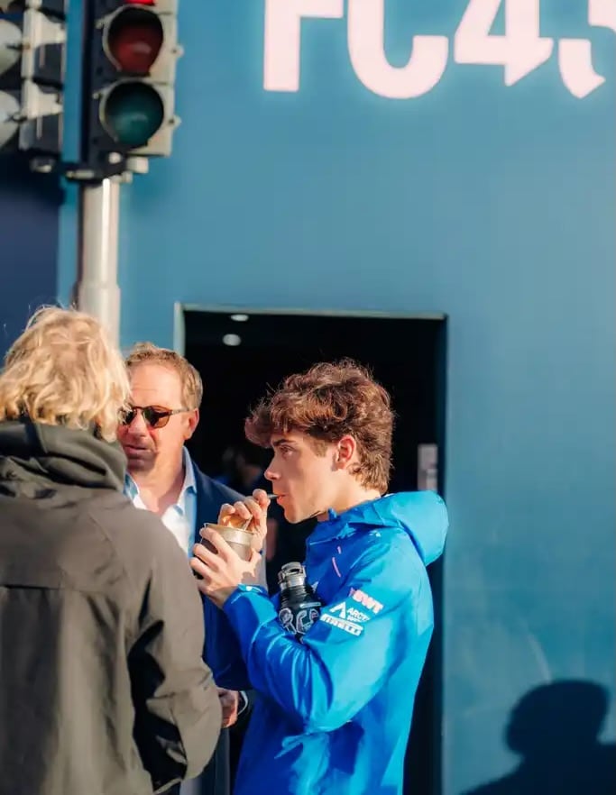 Colapinto tomando mate antes de la exhibición