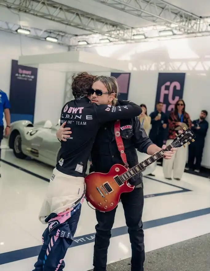 El piloto argentino junto a Pato Sardelli, que tocó el himno con su guitarra