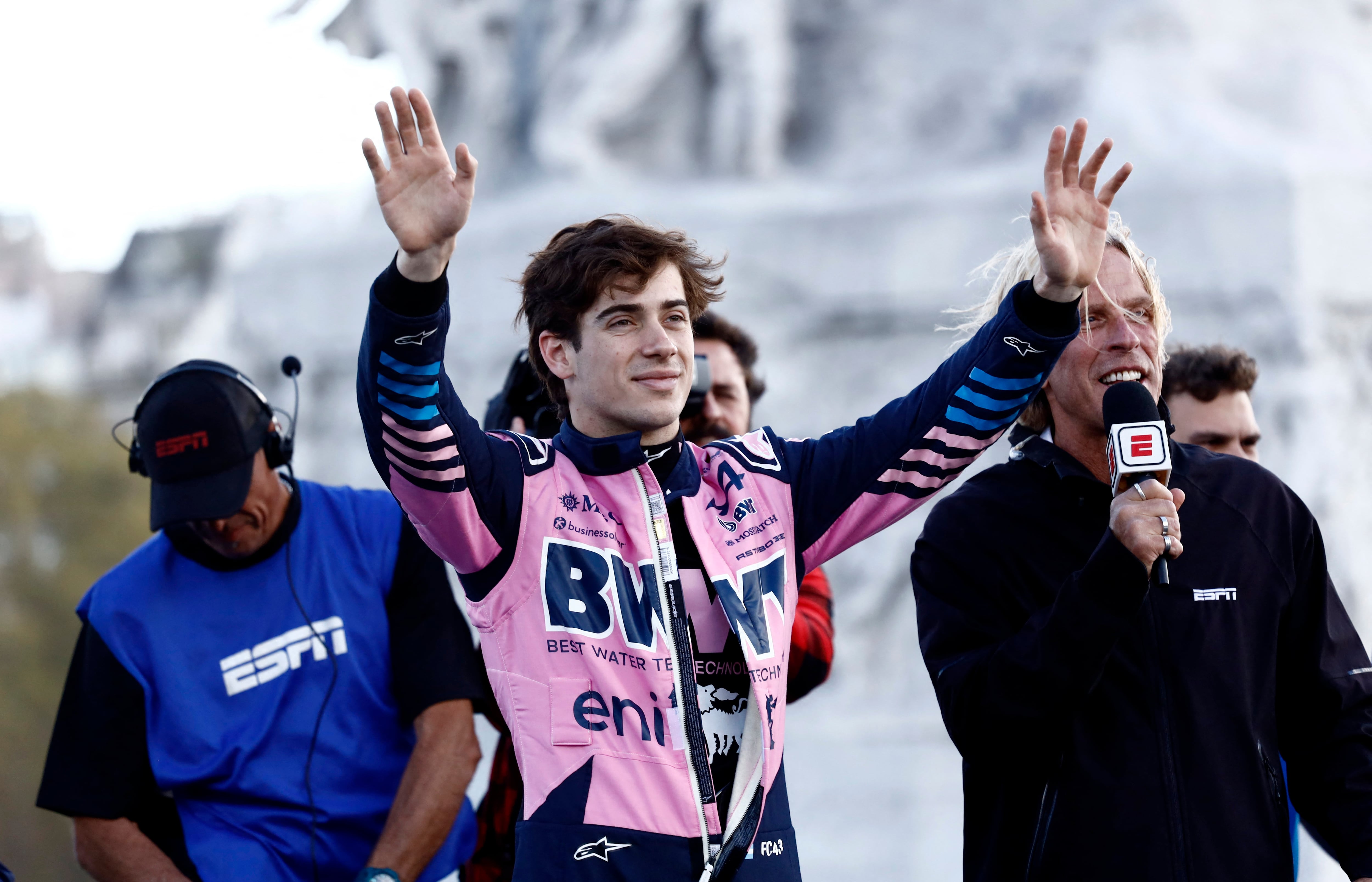Franco Colapinto saluda al público en el cierre del Road Show en Buenos Aires (REUTERS/Alessia Maccioni)