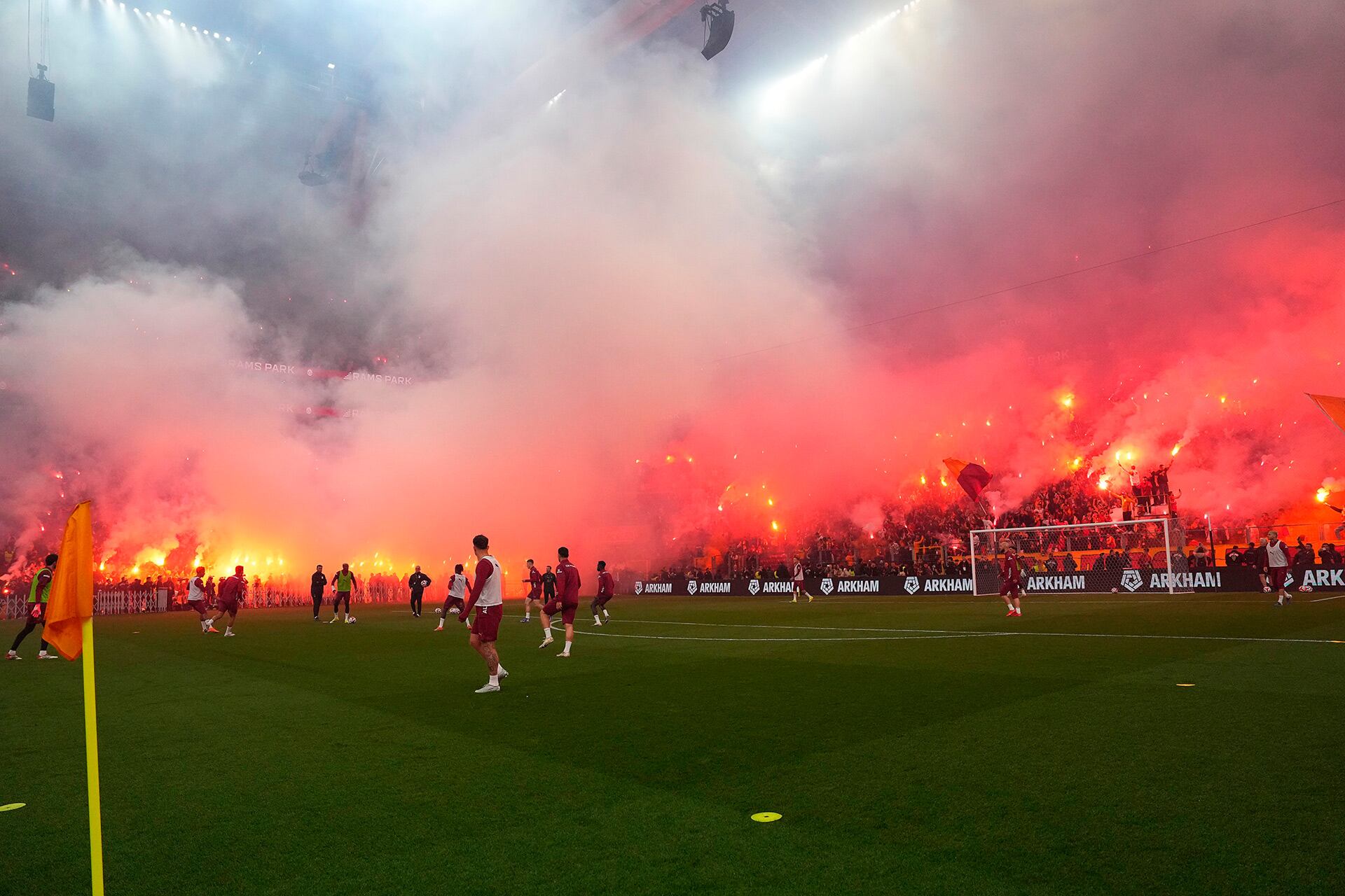 Jugadores del Galatasaray realizan un entrenamiento abierto en su estadio, mientras la afición ilumina las gradas con bengalas rojas, creando una atmósfera vibrante y llena de pasión futbolística. (@GalatasaraySK)