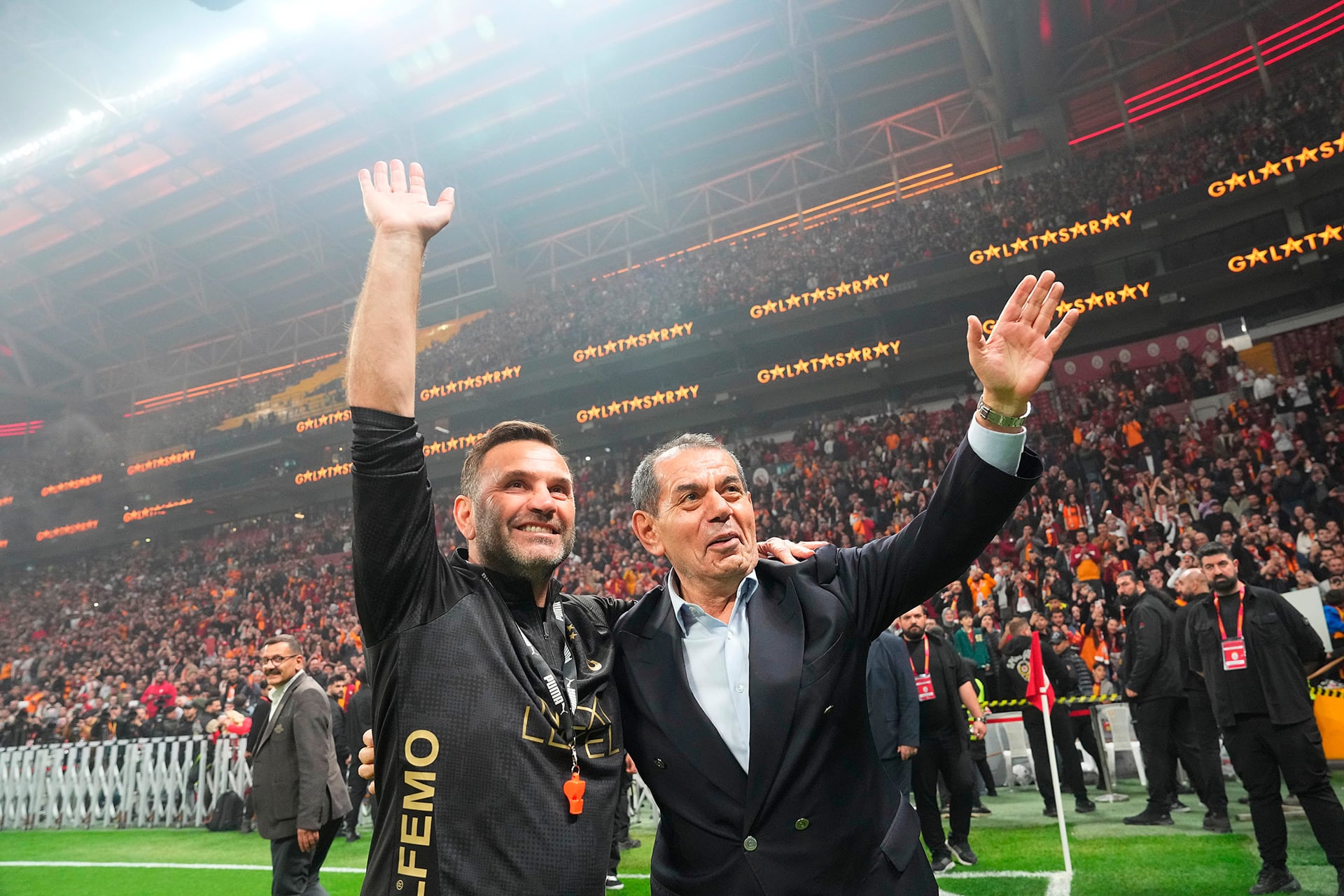 El entrenador del Galatasaray saluda a la eufórica multitud en el entrenamiento abierto del Galatasaray. (@GalatasaraySK)
