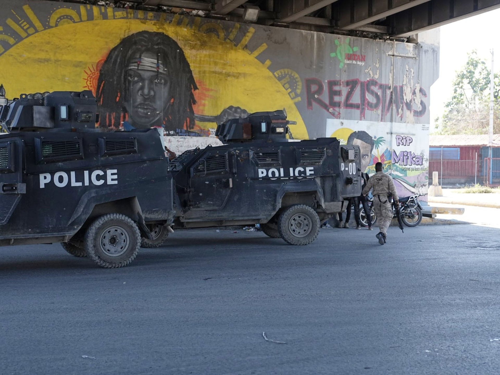 Vehículos policiales en el cruce del aeropuerto, más conocido como el cruce de Rezistans, en Puerto Príncipe, la capital de Haití, el 17 de febrero de 2026, mientras el país, sumido en una grave crisis humanitaria, está a merced de las bandas criminales.