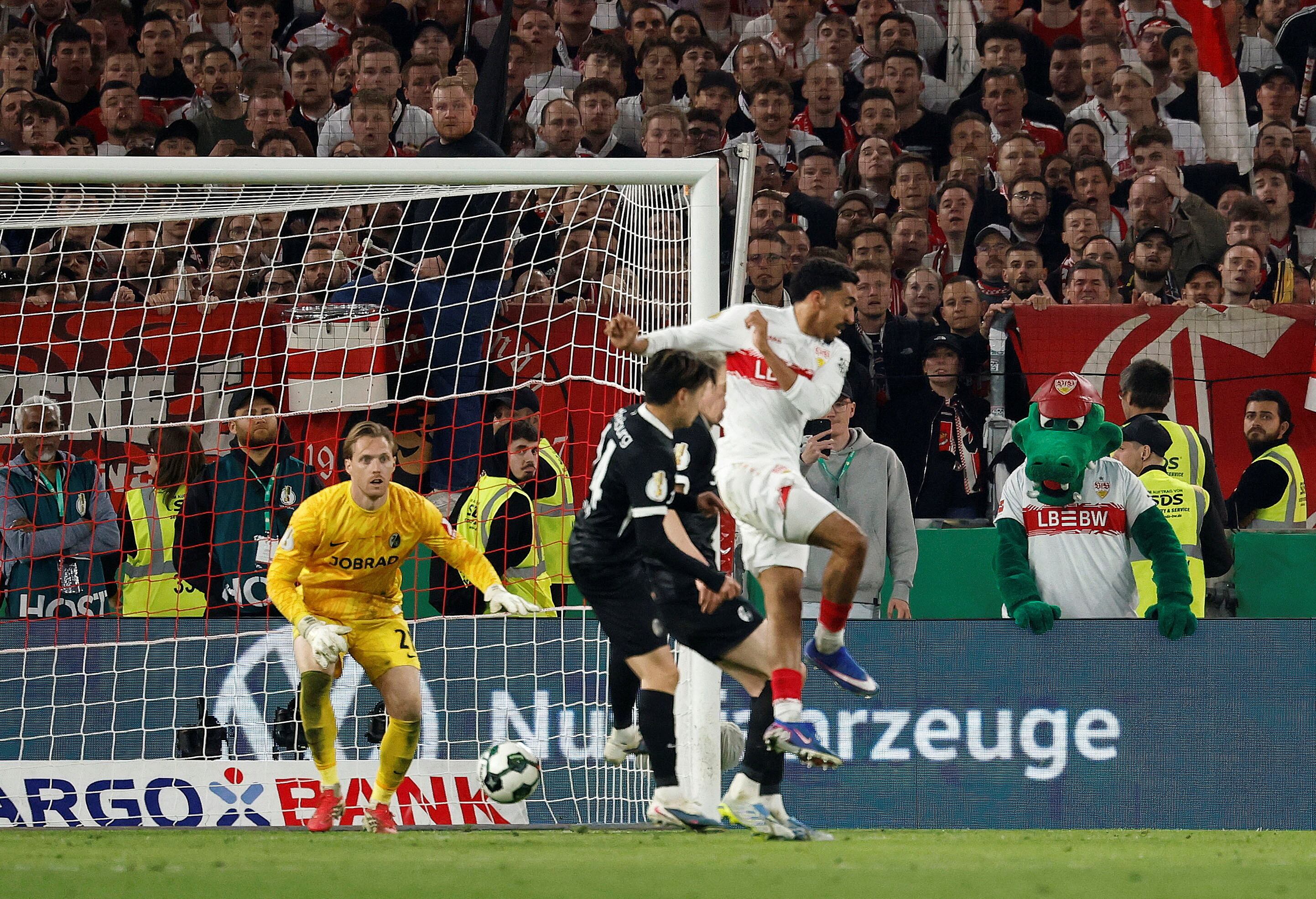 El taco del delantero portugués que llevó al Stuttgart a una nueva final (REUTERS/Heiko Becker)