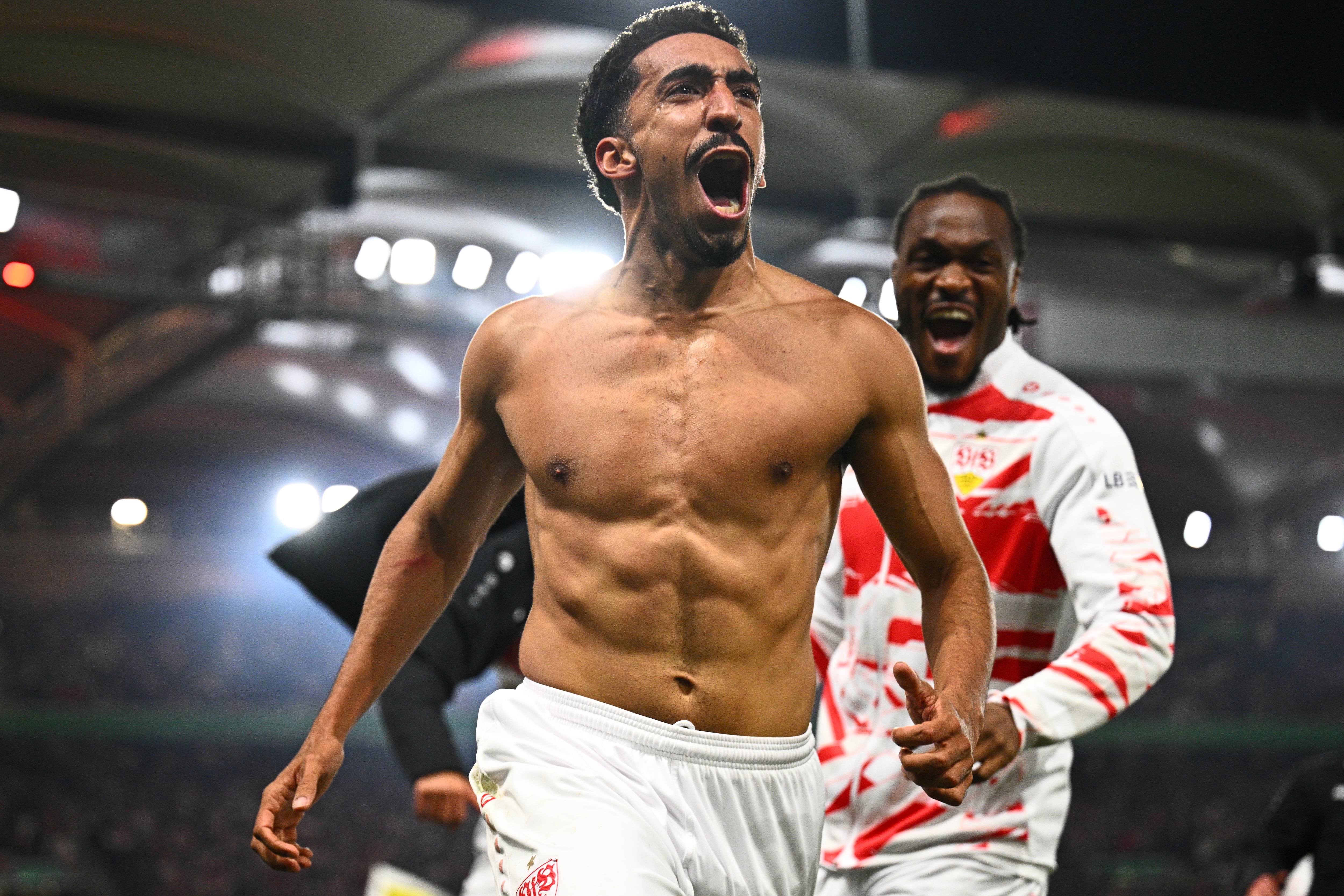 Tiago Tomas celebró tras anotar el gol de la victoria de Stuttgart ante Friburgo en las semifinales de la Copa de Alemania (Tom Weller/dpa vía AP)