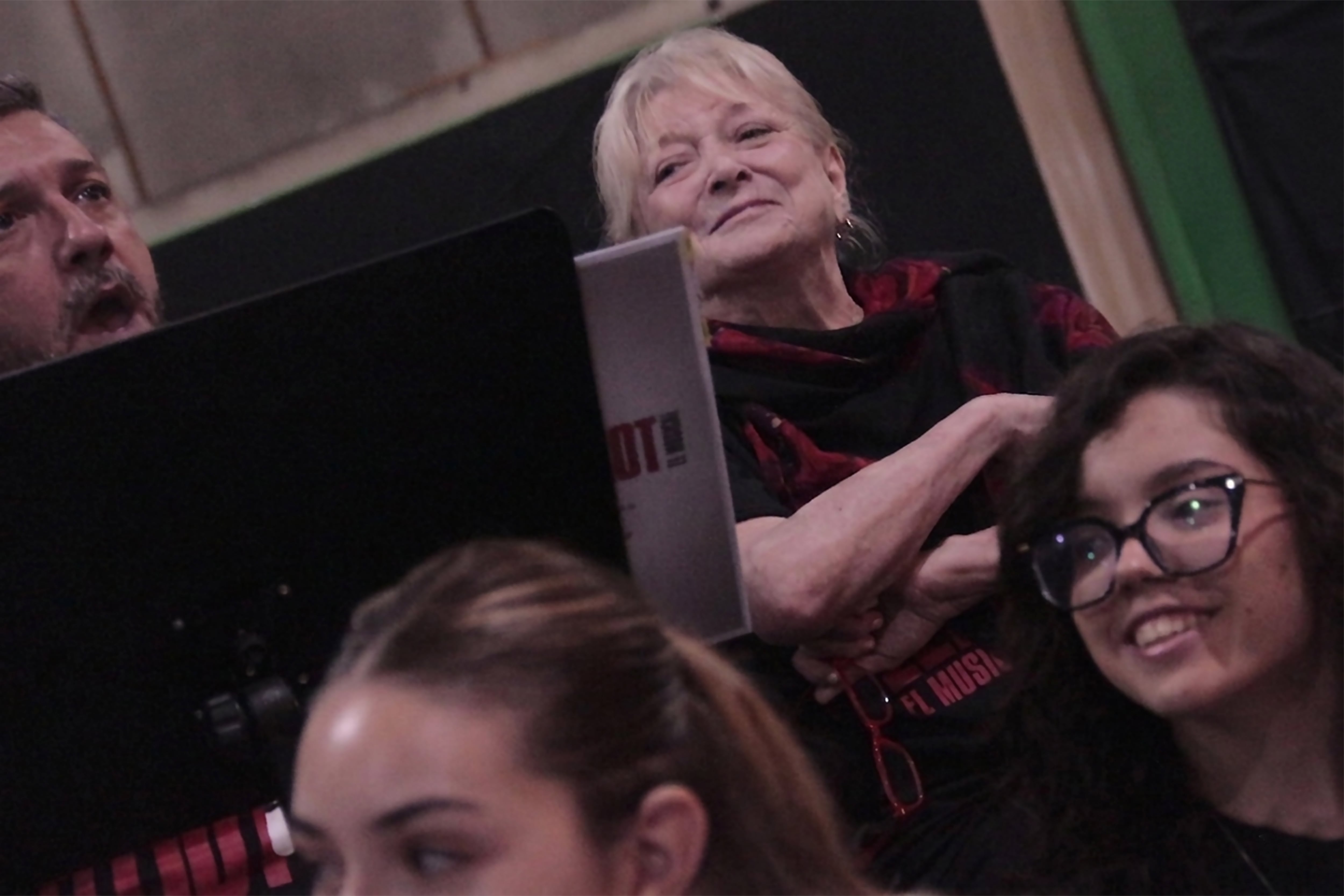 La artista, comparte la emoción constante experimentada en cada ensayo. Explica cómo la obra inspira orgullo y despierta sentimientos profundos en quienes participan junto a nuevas generaciones