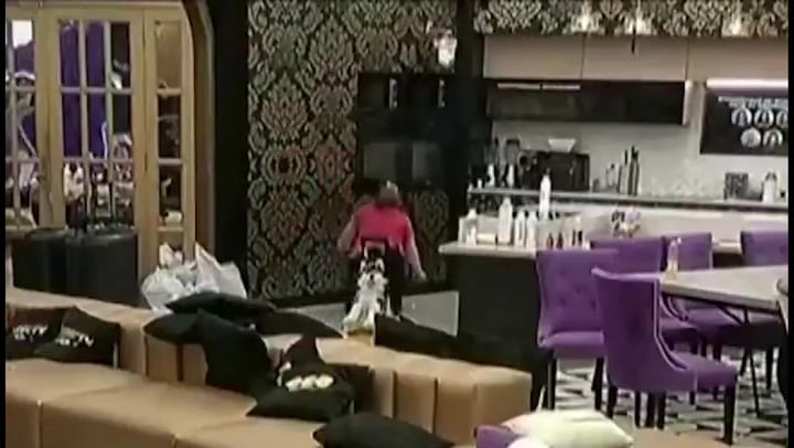 El momento de la caída de Andrea del Boca en la cocina de la casa (Gran Hermano Generación Dorada, Telefe)