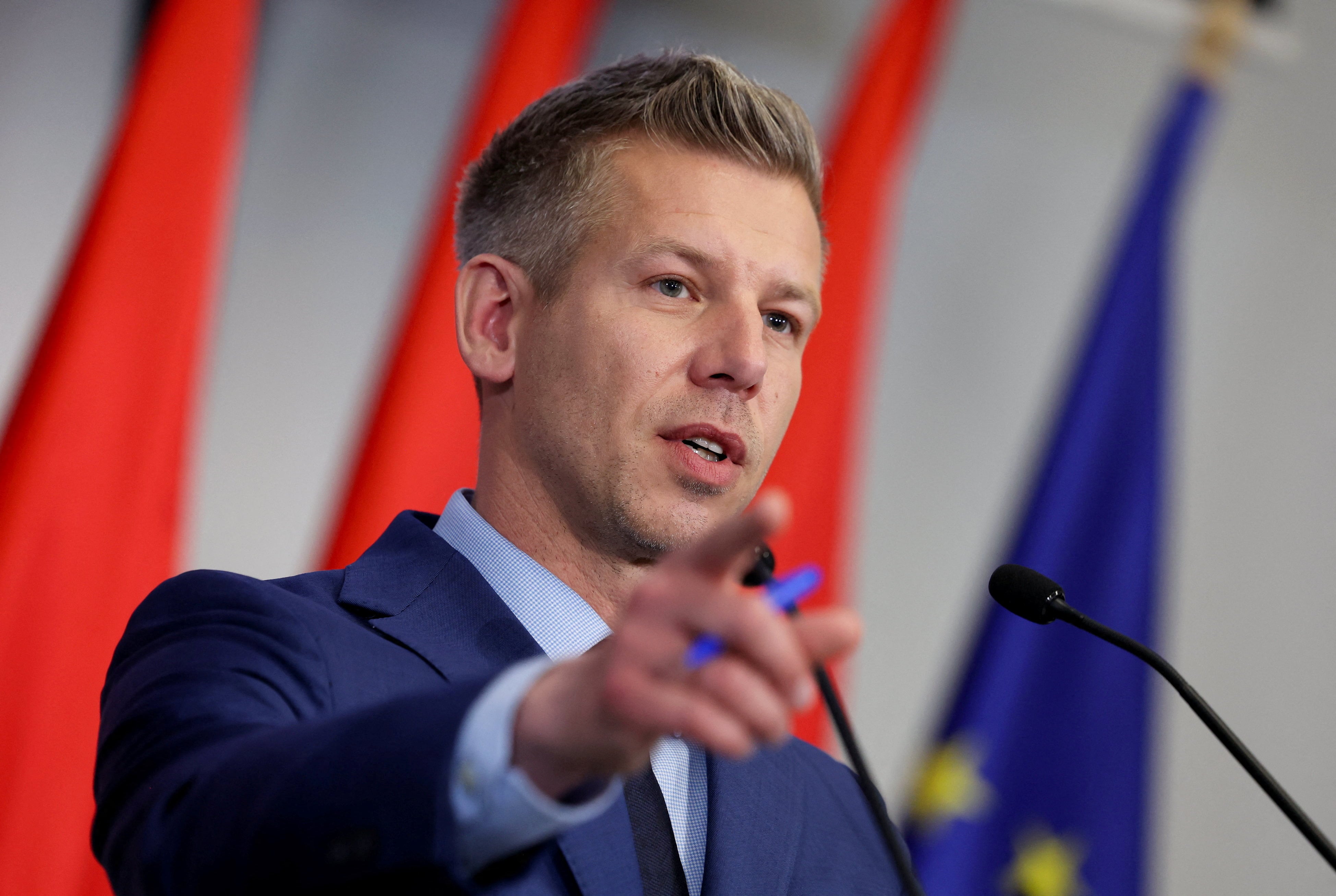 El ganador de las elecciones Peter Magyar habla durante una conferencia de prensa en Budapest, Hungría, el 20 de abril de 2026 (REUTERS/Bernadett Szabo)