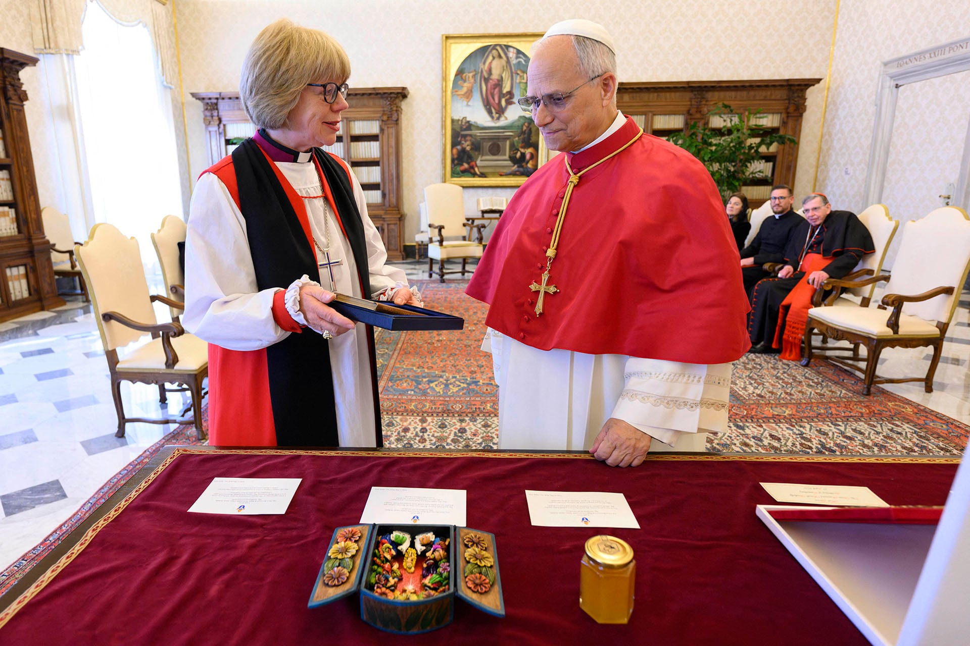 La Reverenda Sarah Mullally, obispa de Londres, se reúne con León XIV en el Vaticano para un intercambio de obsequios y diálogo interreligioso, marcando un momento clave en las relaciones eclesiásticas. (AFP)