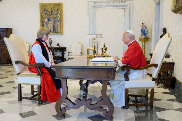 El papa León se reunió con la primera mujer en ser nombrada arzobispo de Canterbury