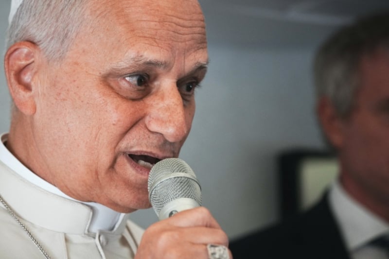 El papa León XIV habla con periodistas a bordo del vuelo papal de Malabo a Roma, el 23 de abril de 2026, al finalizar su visita pastoral de 11 días a África. Andrew Medichini/Pool vía REUTERS