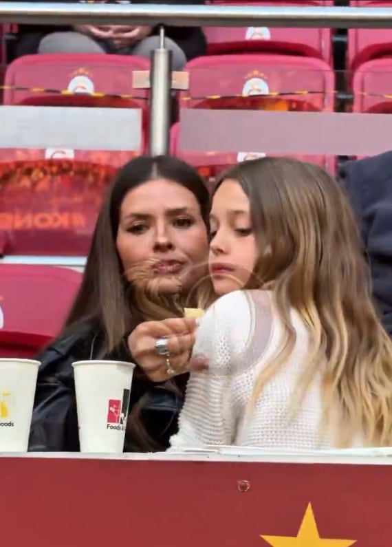 El momento en el que Eugenia mueve a su hija con el dedo 