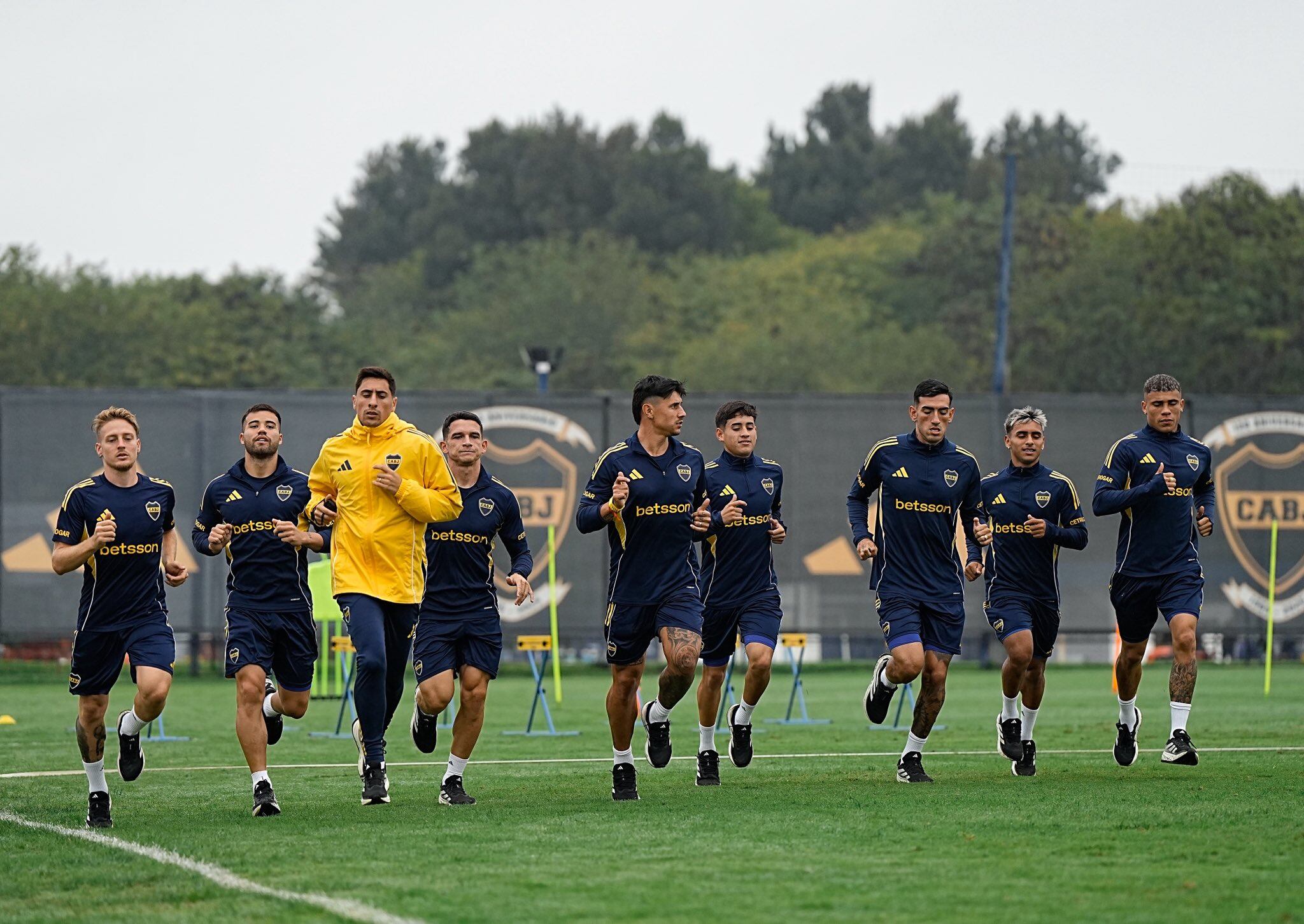 El plantel de Boca Juniors volvió a entrenarse tras el Superclásico ganado ante River en el Monumental (@BocaJrsOficial)