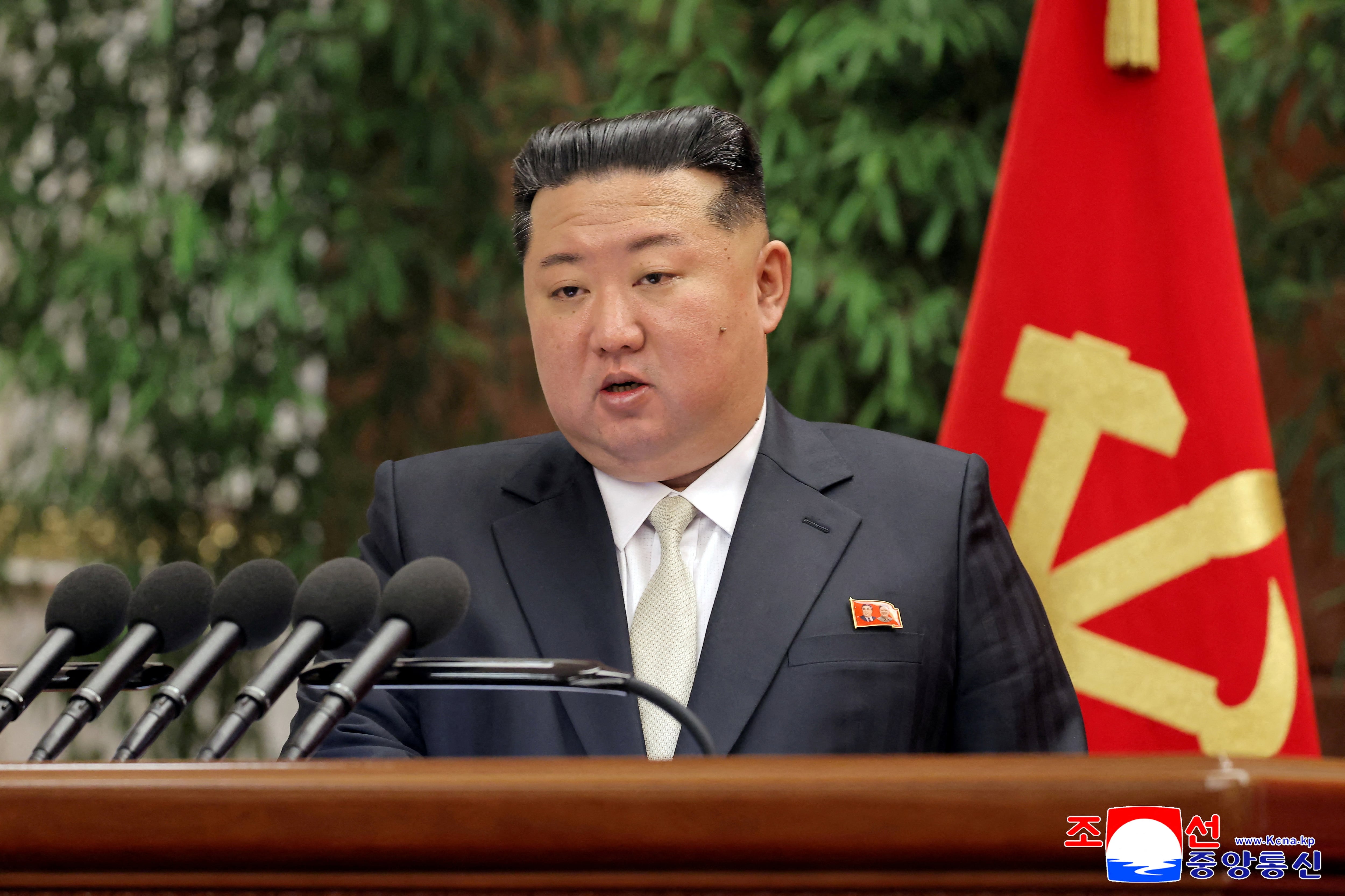 El líder norcoreano Kim Jong Un habla durante la reunión ampliada de la primera sesión plenaria del Noveno Comité Central del Partido de los Trabajadores de Corea (PTC), en Pyongyang, Corea del Norte, el 23 de febrero de 2026 (REUTERS)