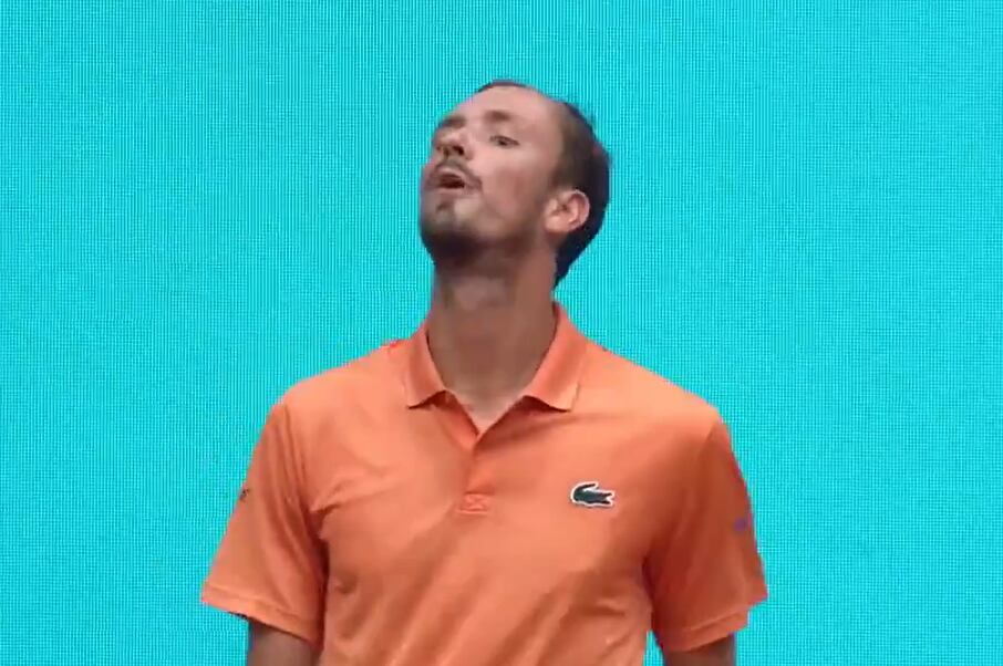 El repudiable gesto del ruso Medvedev hacia el público en Madrid (captura de video)