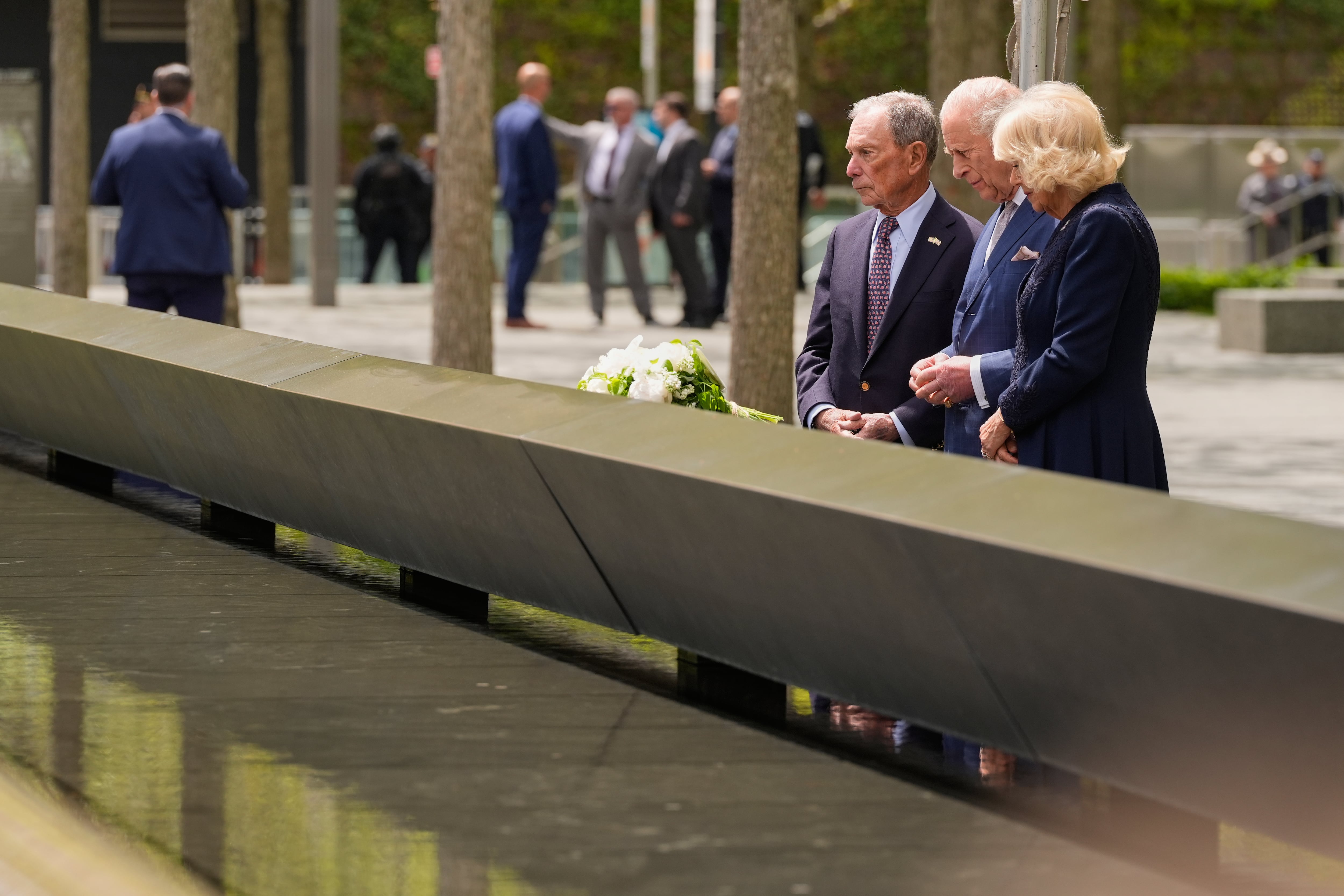 El ex alcalde de la Ciudad de Nueva York Michael Bloomberg, izquierda, el rey Carlos III y la reina Camila visitan el Monumento Nacional del 11 de Septiembre, el miércoles 29 de abril de 2026, en Nueva York (AP/Seth Wenig)