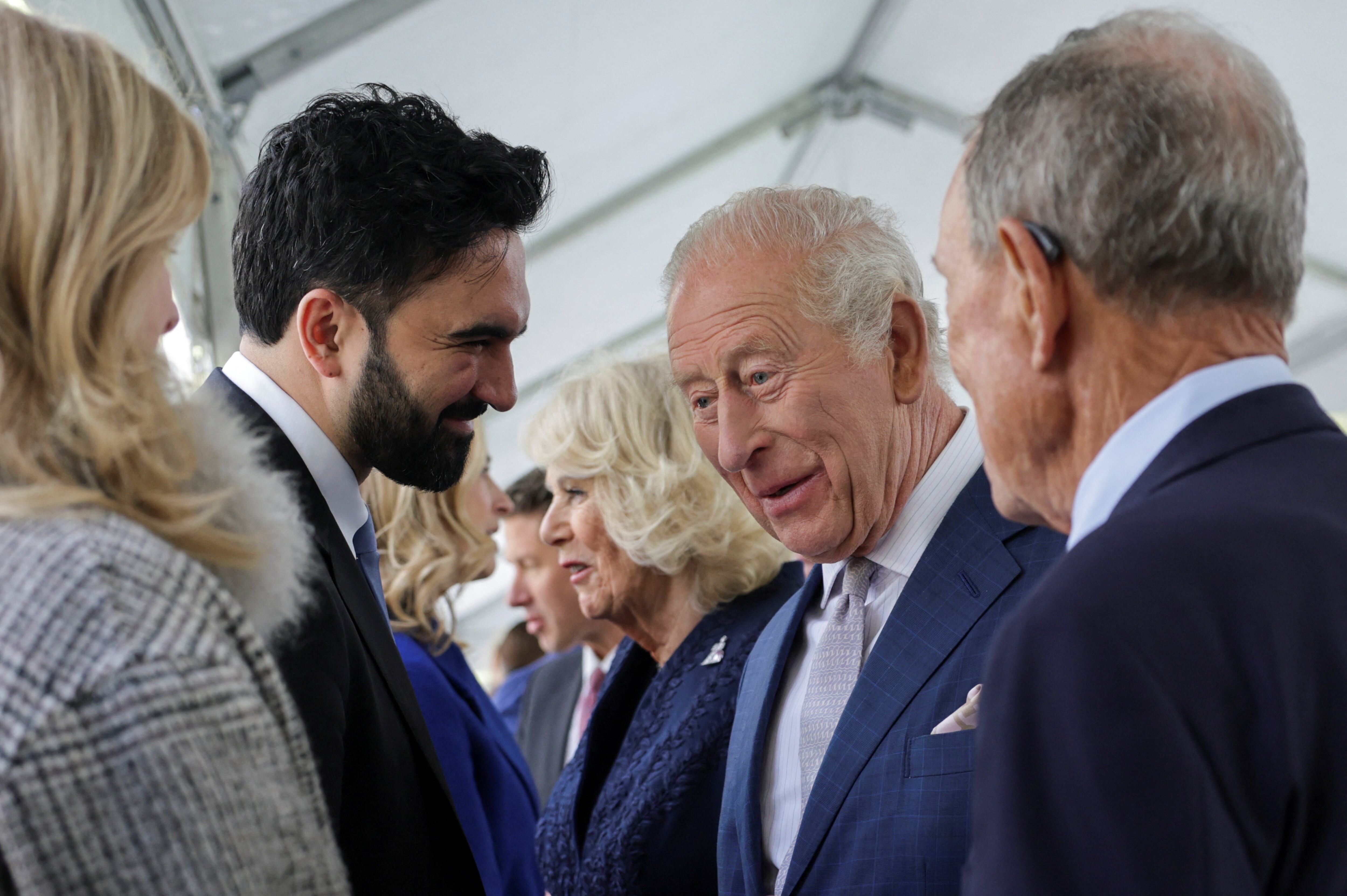 El rey Carlos de Gran Bretaña, junto a la reina Camila, conversa con el alcalde de la ciudad de Nueva York, Zohran Mamdani, durante una visita al Memorial del 11-S en la ciudad de Nueva York, EE. UU., el 29 de abril de 2026 (REUTERS/Jeenah Moon)