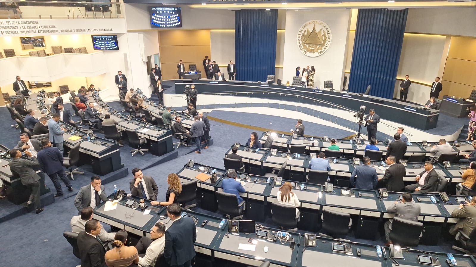 Cambios jurídicos históricos prometen redefinir el peso político de comunidades fuera de las fronteras, con un enfoque en justicia electoral y adecuación al crecimiento migratorio salvadoreño (Foto Infobae Centroamérica: Jessica García).