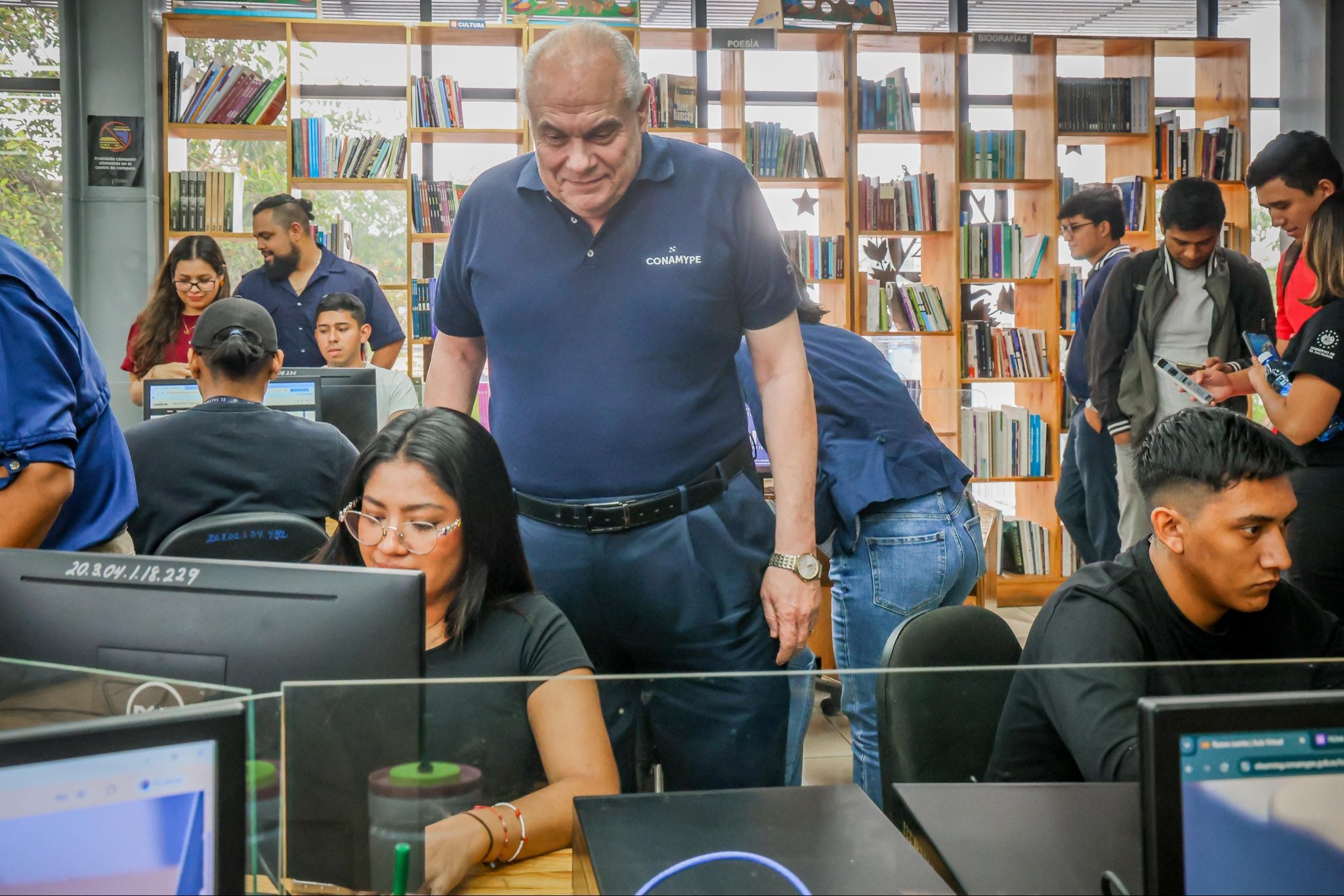 La colaboración entre CONAMYPE y la Dirección de Reconstrucción del Tejido Social busca que los jóvenes participantes no solo adquieran conocimientos, sino que también encuentren oportunidades reales para desarrollar y escalar sus negocios digitales. Foto cortesía.