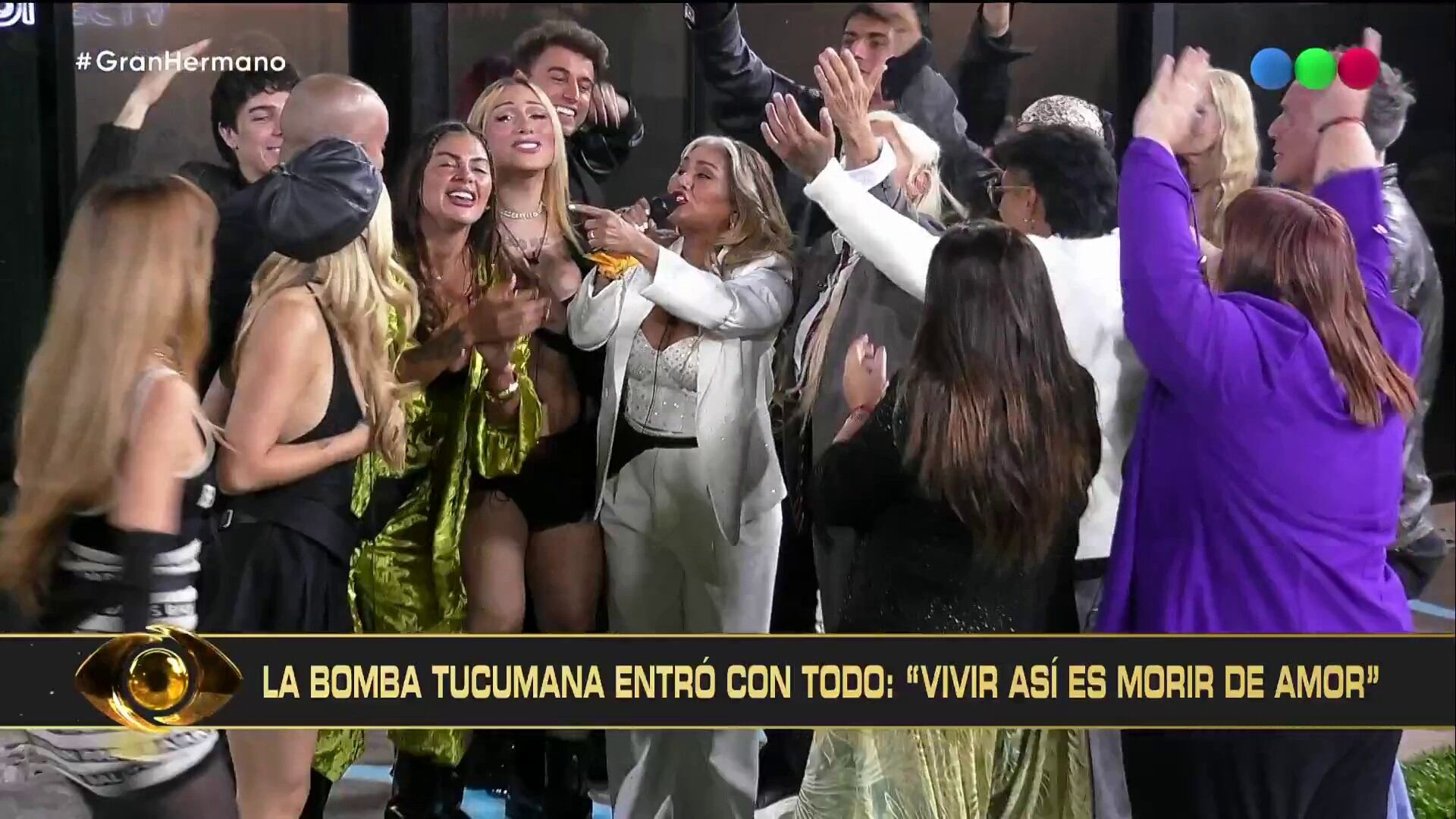 La cantante tucumana ingresó cantando cumbia y sorprendió a los participantes al llevar empanadas caseras (Gran Hermano Generación Dorada, Telefe)