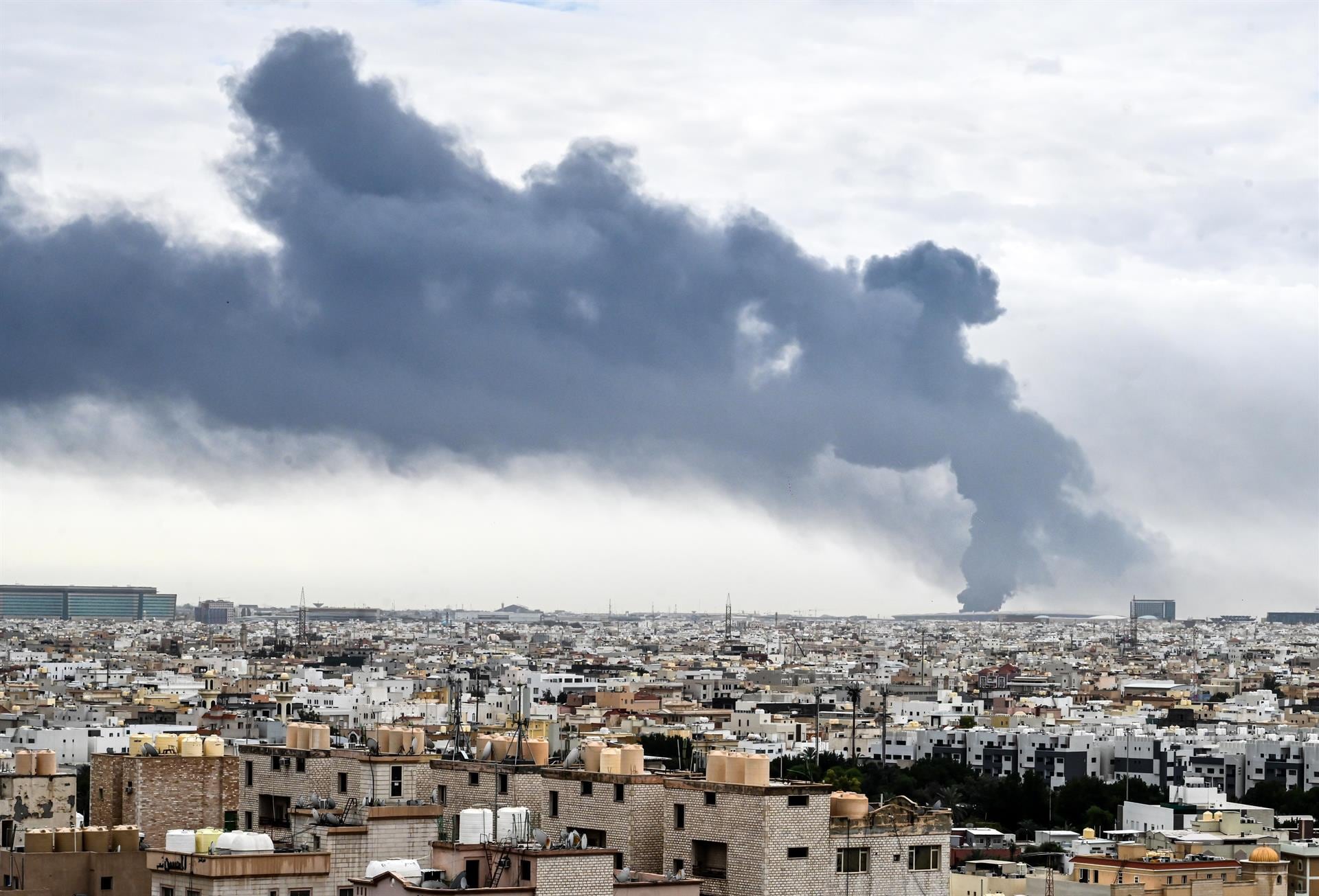 El tráfico y la tensión en Medio Oriente podrían impedir una rápida caída en los precios de la gasolina