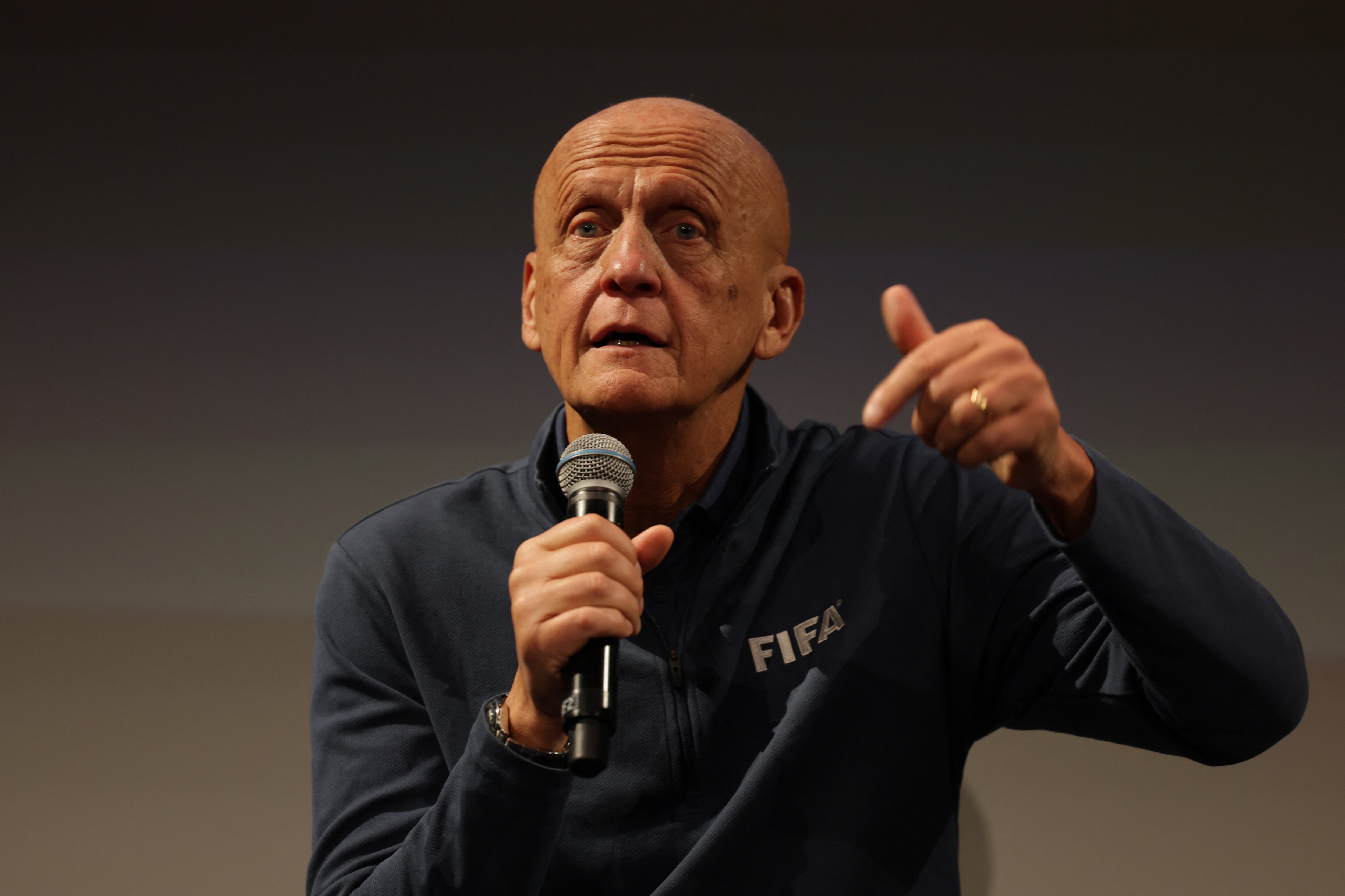 El italiano Pierluigi Collina conduce la Comisión de Árbitros de la FIFA (Foto Reuters/Jeenah Moon)