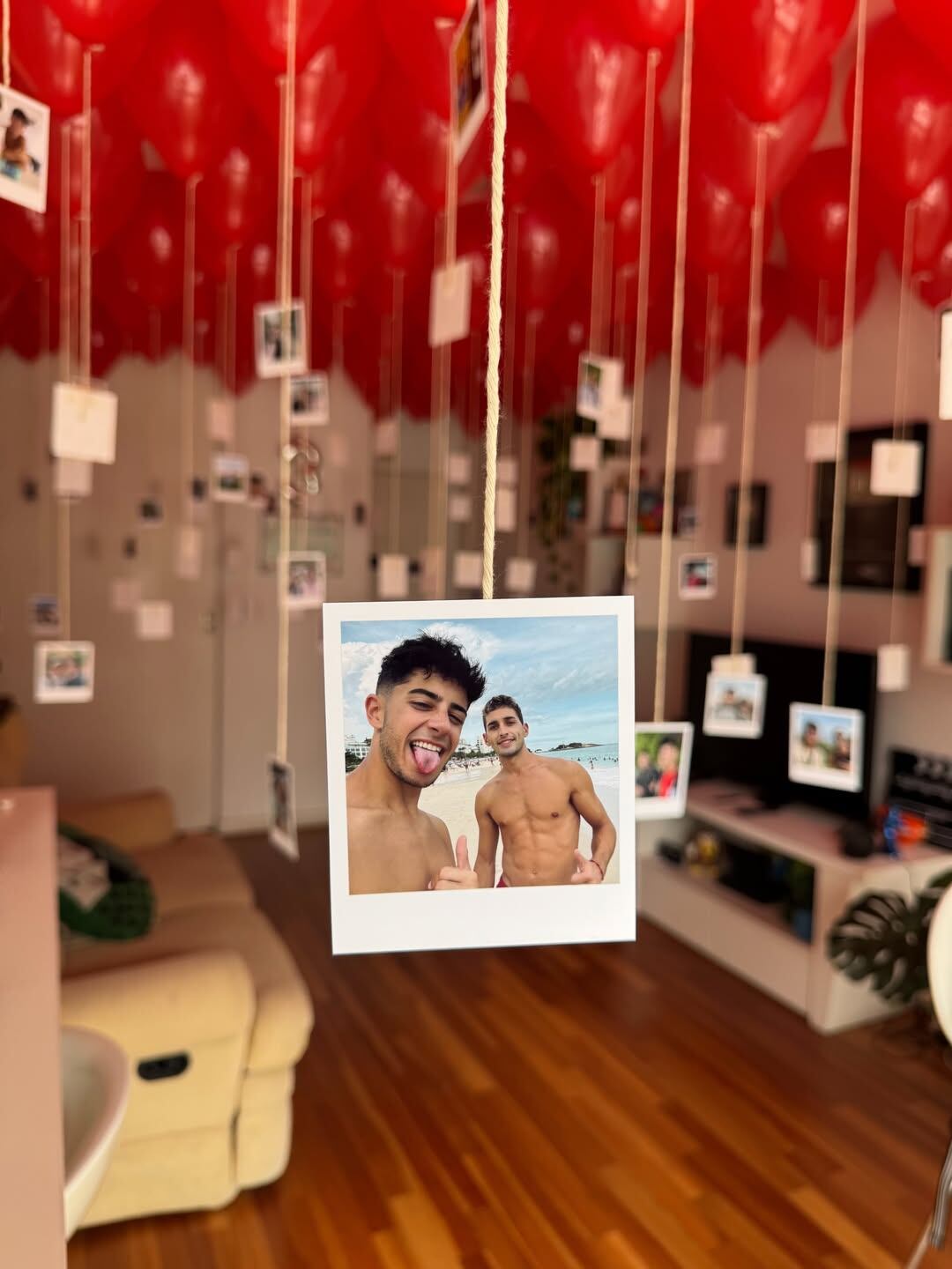 Entre las postales, Kevsho mostró una habitación decorada con numerosos globos rojos en forma de corazón y pequeñas fotografías colgantes de ambos