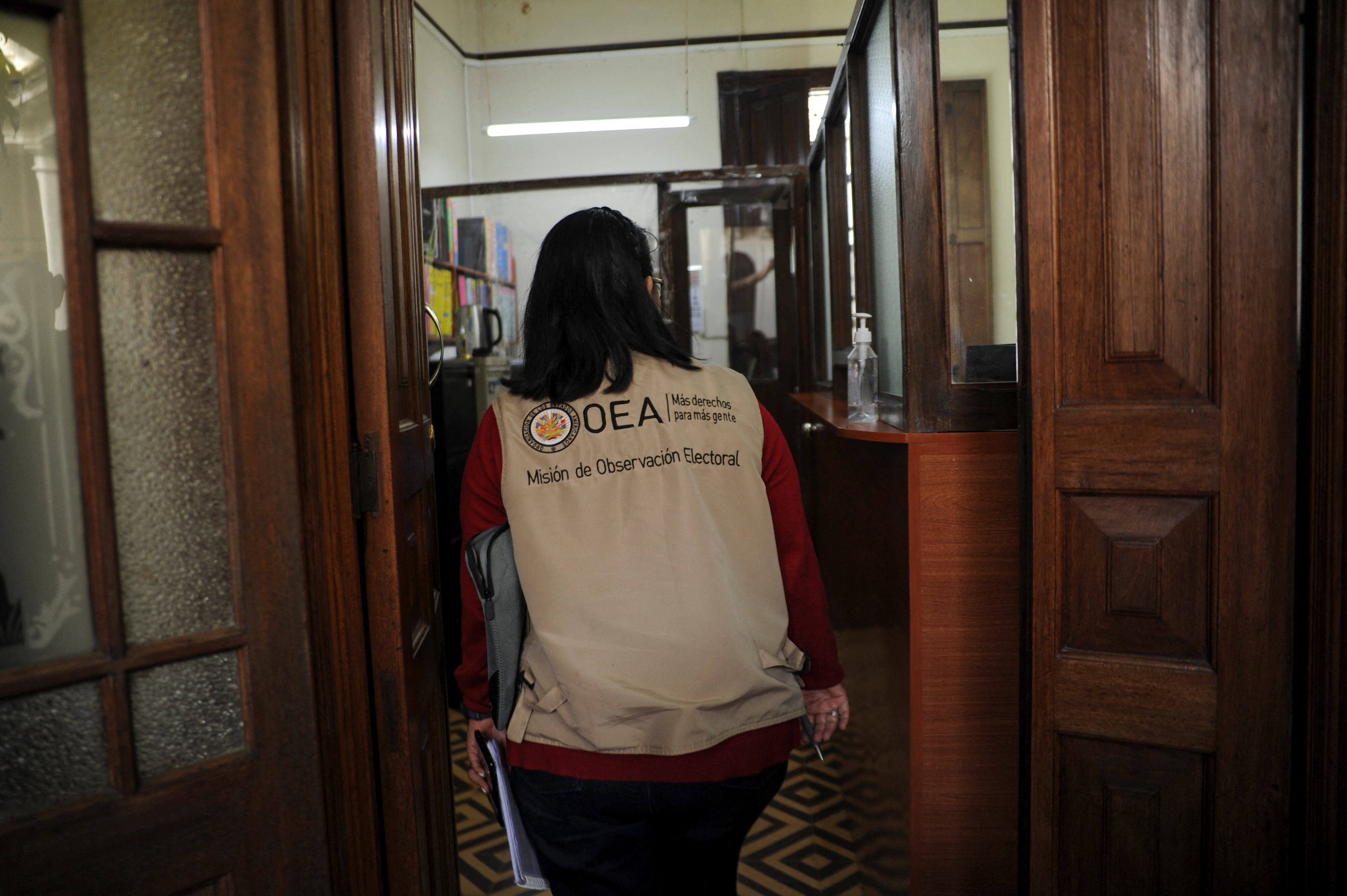 Una miembro de la misión de observación electoral de la Organización de los Estados Americanos (OEA) 