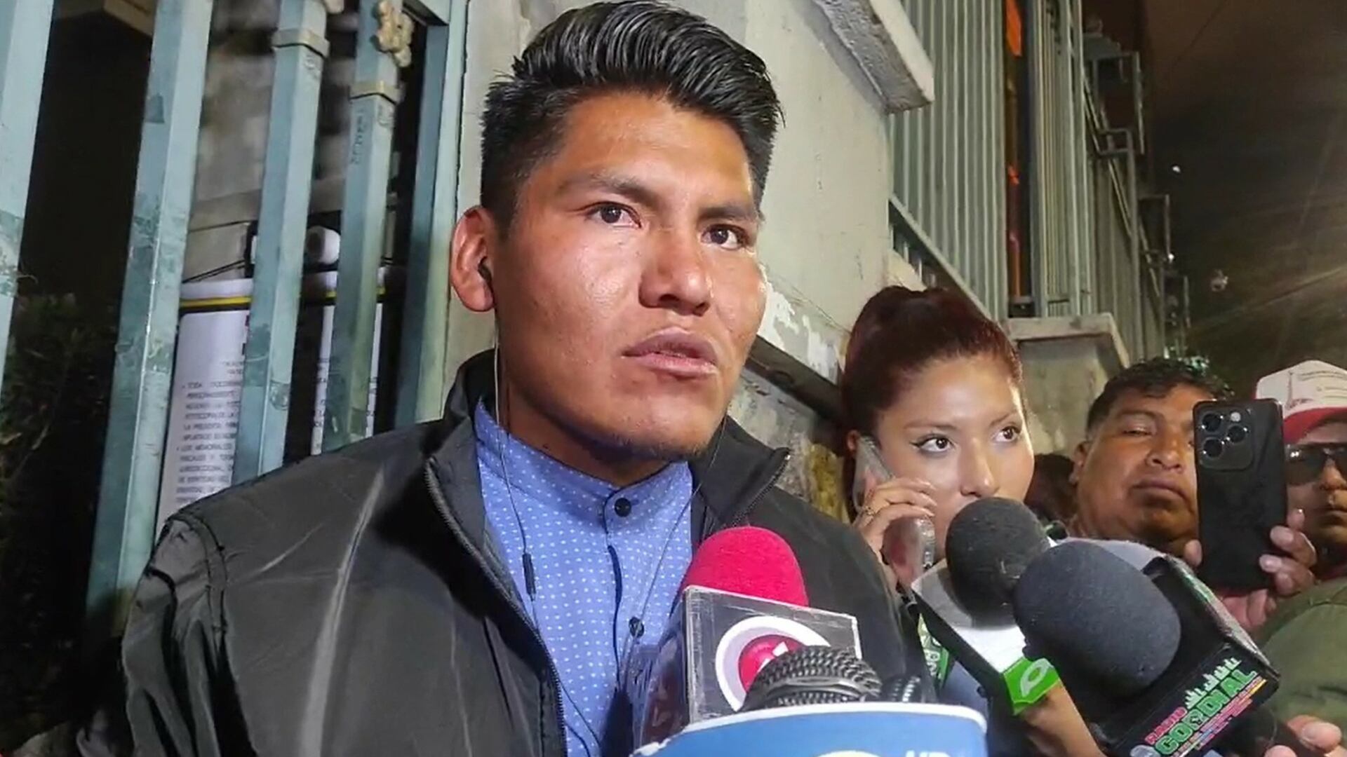 Rene Yahuasi, candidato del partido Nueva Generación Patriótica para la Gobernación de La Paz, habla con la prensa rodeado de micrófonos y otras personas.