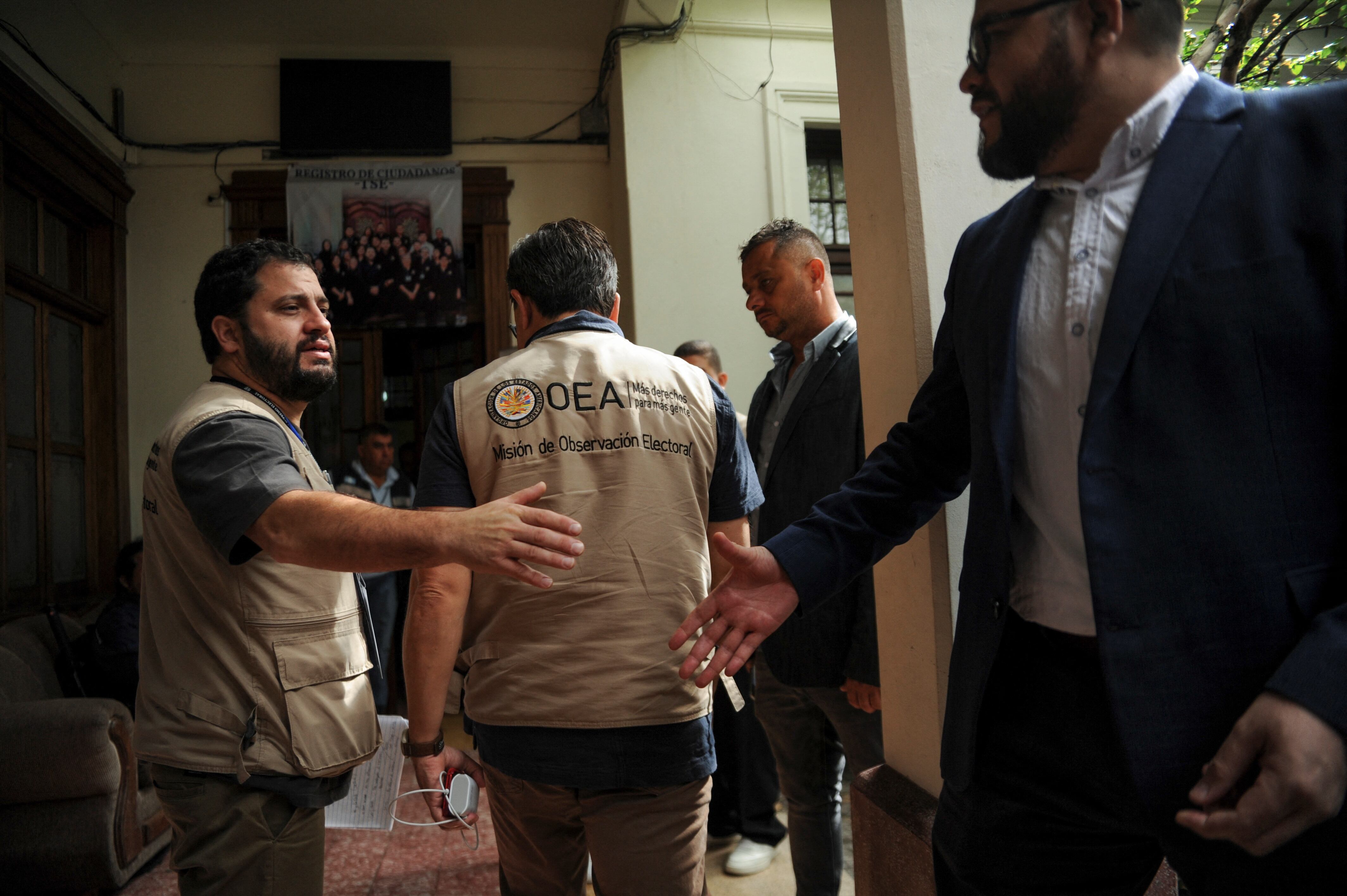 Un miembro de una misión de observación electoral de la Organización de los Estados Americanos (OEA) (REUTERS/Cristina Chiquin)