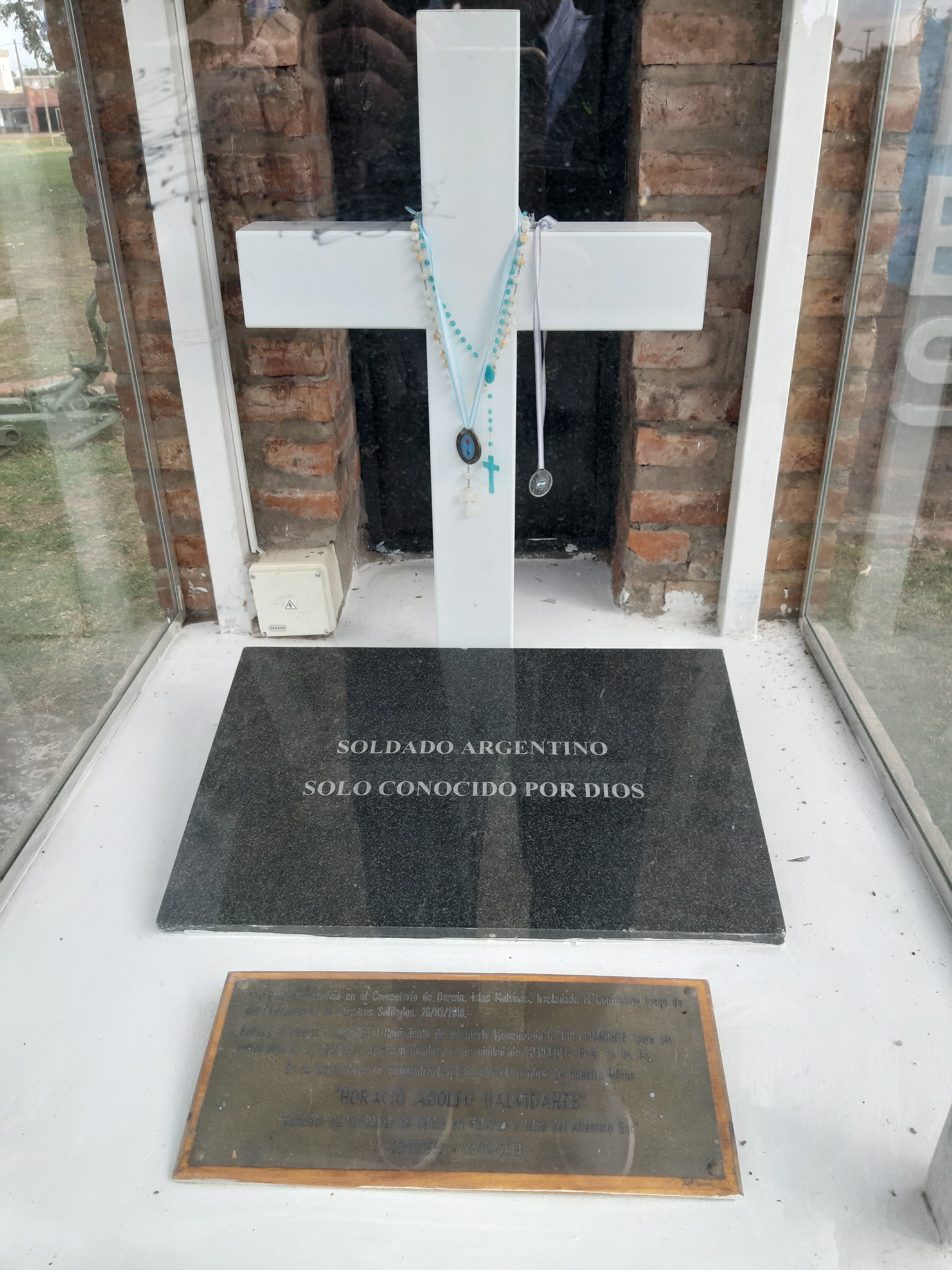 La placa que estaba en la tumba del soldado Balvidares se exhibe en la plazoleta donde está emplazado el monumento de Malvinas