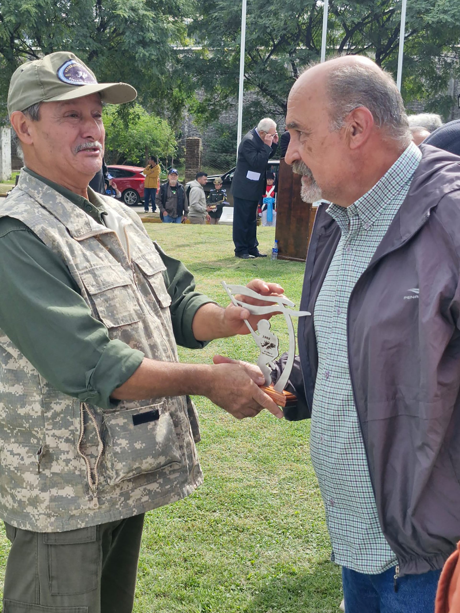 De un veterano a otro: entrega de una estatuilla, réplica de la original que se emplaza en el lugar