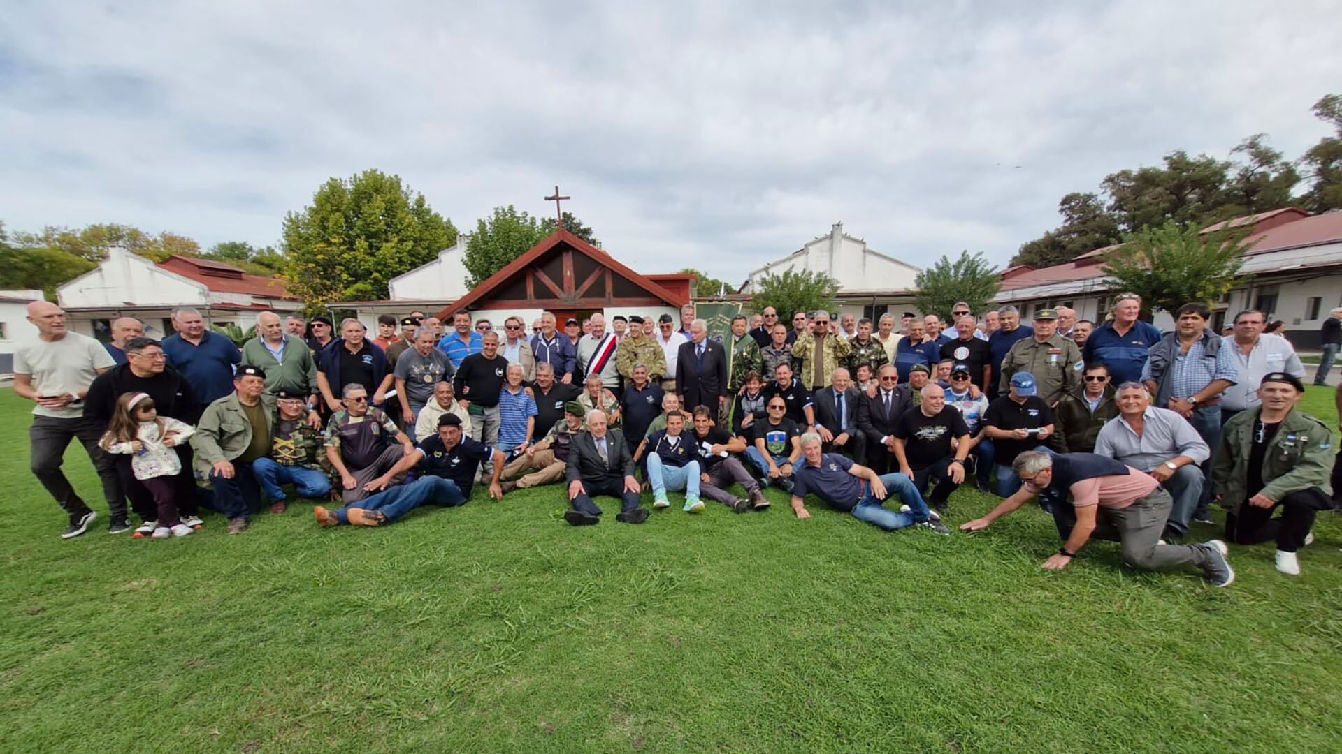 En el mismo lugar donde 44 años atrás partían a Malvinas, los veteranos del 6 rodean a su antiguo jefe