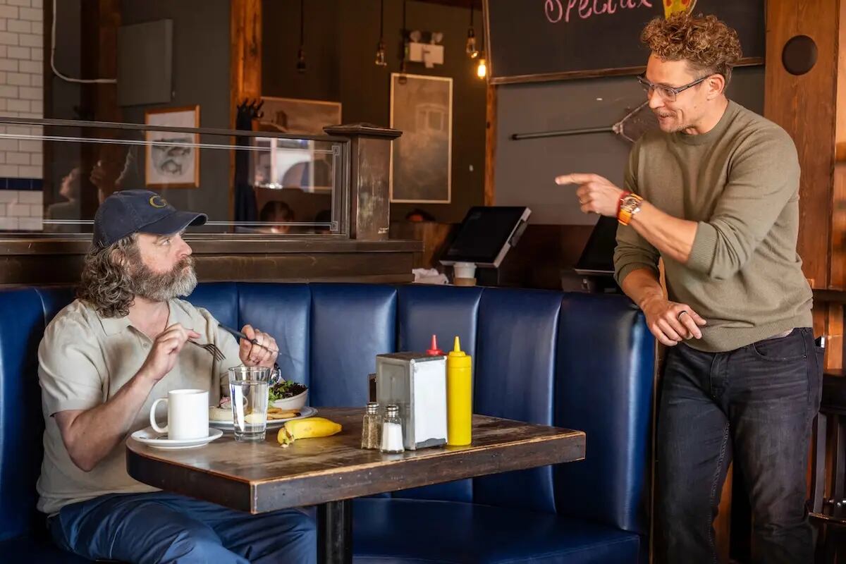 Zach Galifianakis y Billy Magnussen en 