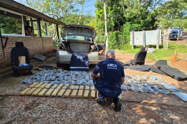 En un control en Misiones, descubrieron 48 kilos de marihuana valuados en más de 160 mil dólares escondidos en un auto