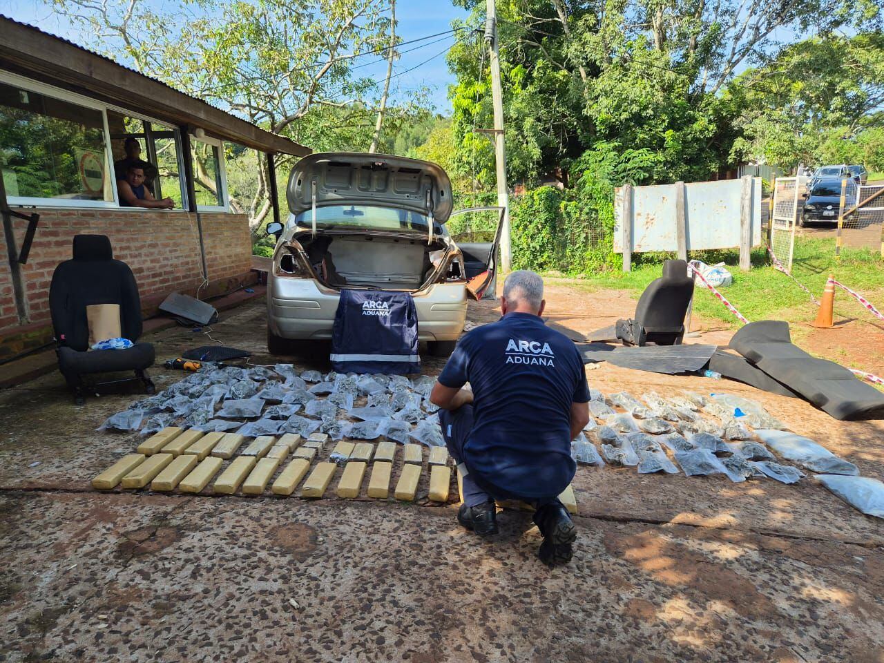 En un control en Misiones, descubrieron 48 kilos de marihuana valuados en más de 160 mil dólares escondidos en un auto
