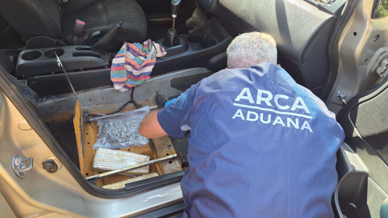 Gendarmes hallaron 48 kilos de marihuana escondidos en un auto en el paso fronterizo de Eldorado