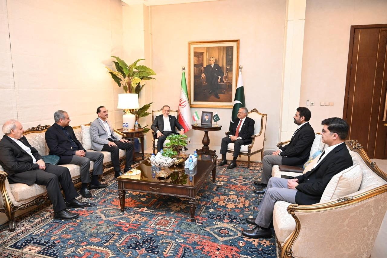 El ministro de Asuntos Exteriores iraní, Abbas Araqchi, conversa con el ministro de Asuntos Exteriores de Pakistán, Mohammad Ishaq Dar, y el jefe del Ejército, el mariscal de campo Asim Munir, durante una reunión en Islamabad, Pakistán, según esta fotografía distribuida el 25 de abril de 2026 (REUTERS)